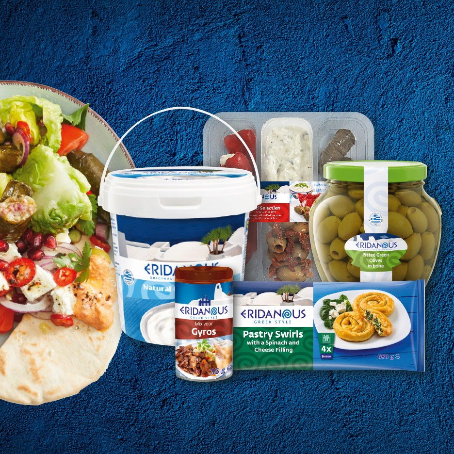 Een selectie van Griekse producten, waaronder yoghurt, olijven, gyroskruiden en bladerdeeggebak.