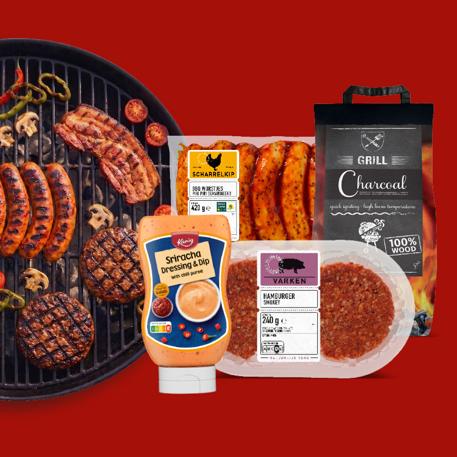 Een barbecue met worstjes, hamburgers en spek, samen met sriracha dressing, gemarineerde kipworstjes, varkenshamburgers en houtskool.