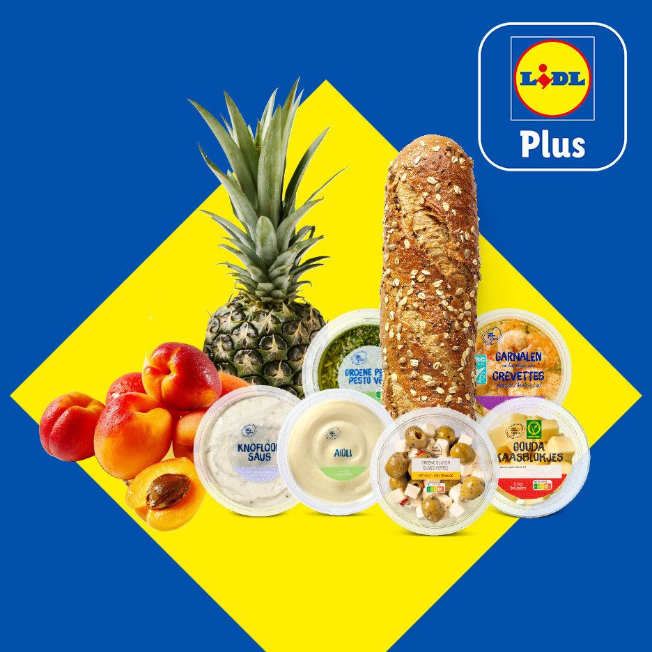 Een ananas, nectarines, brood en diverse dipsauzen en snacks op een blauw-gele achtergrond.