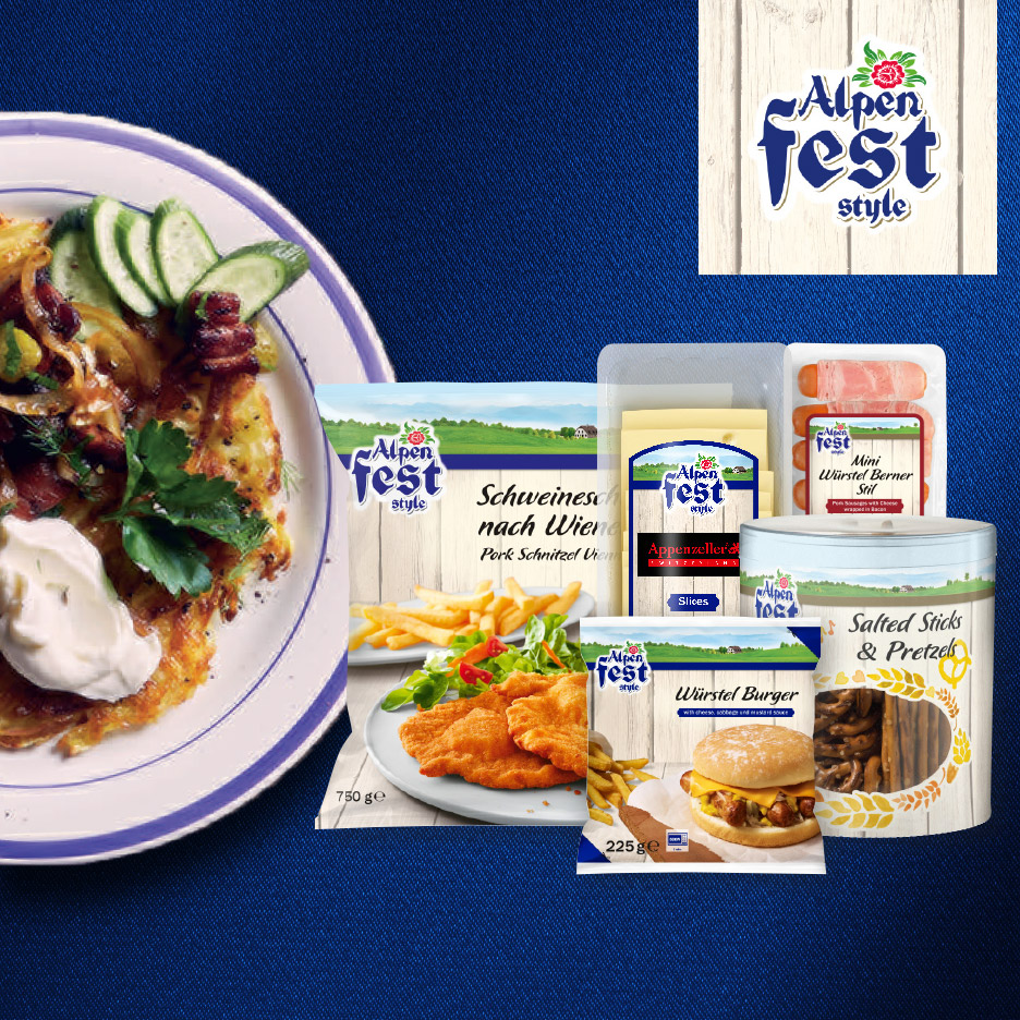 Een maaltijd met aardappelpannenkoekjes en diverse verpakte producten in Alpenstijl, waaronder schnitzel, worstjes en zoute stokjes.