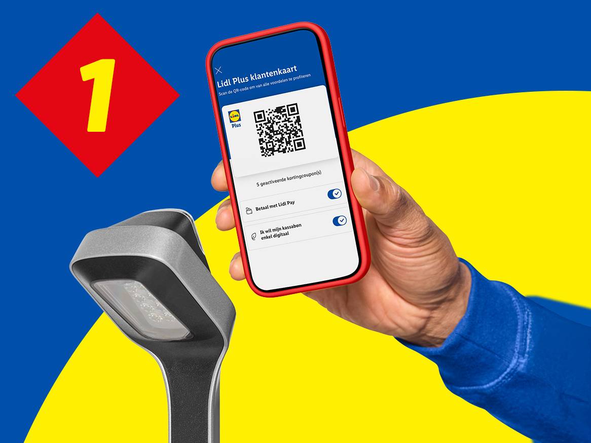 Een hand houdt een smartphone vast met de klantenkaart-app open, klaar om te scannen bij een scanner.