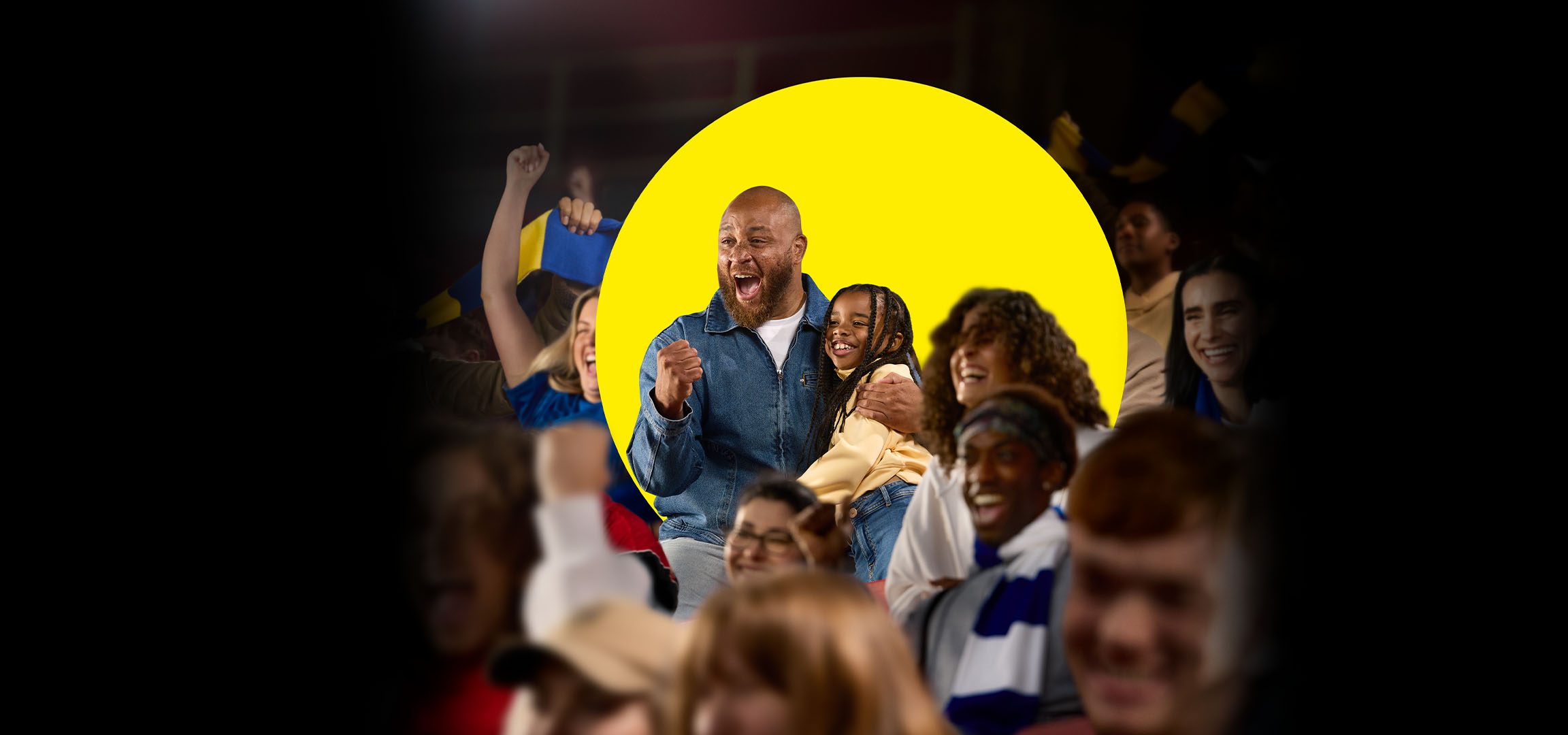 Een lachende menigte mensen, waaronder een vader en dochter, genietend van een evenement.