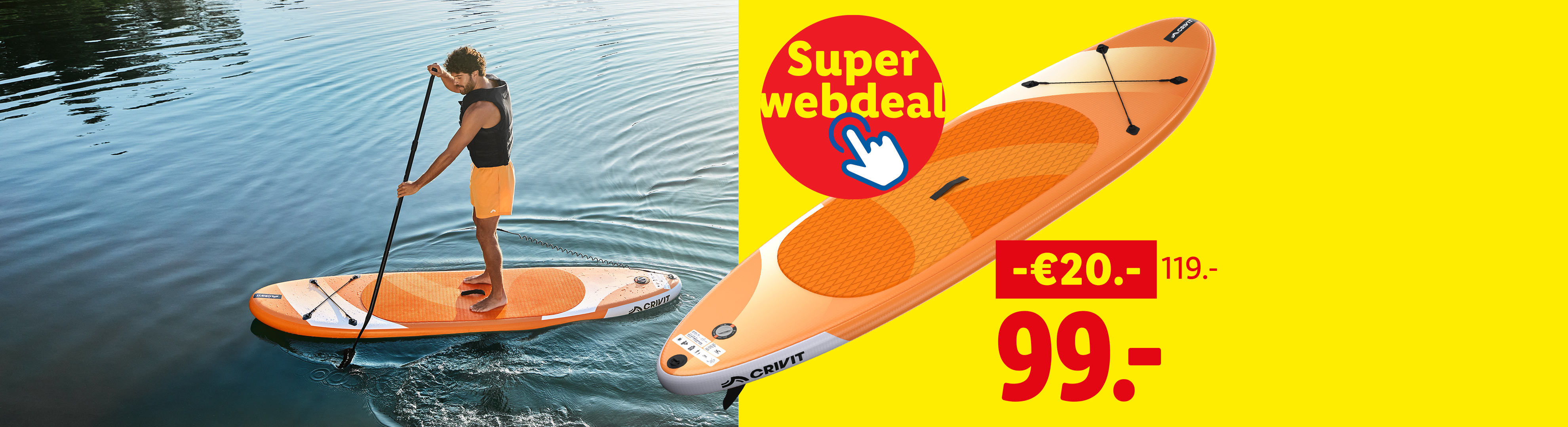 Man op een oranje paddleboard op het water, met een aanbieding voor een paddleboard ernaast.