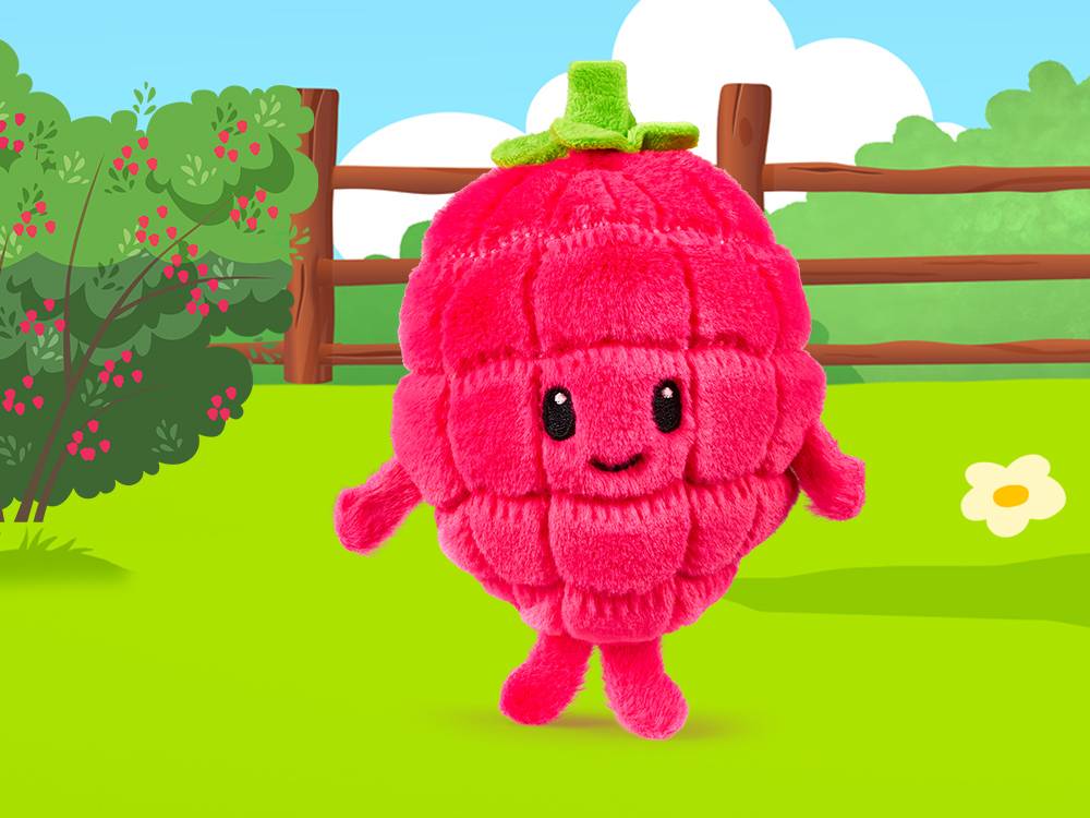 Roze frambozenknuffel met gezichtje in een vrolijke, groene tuin.