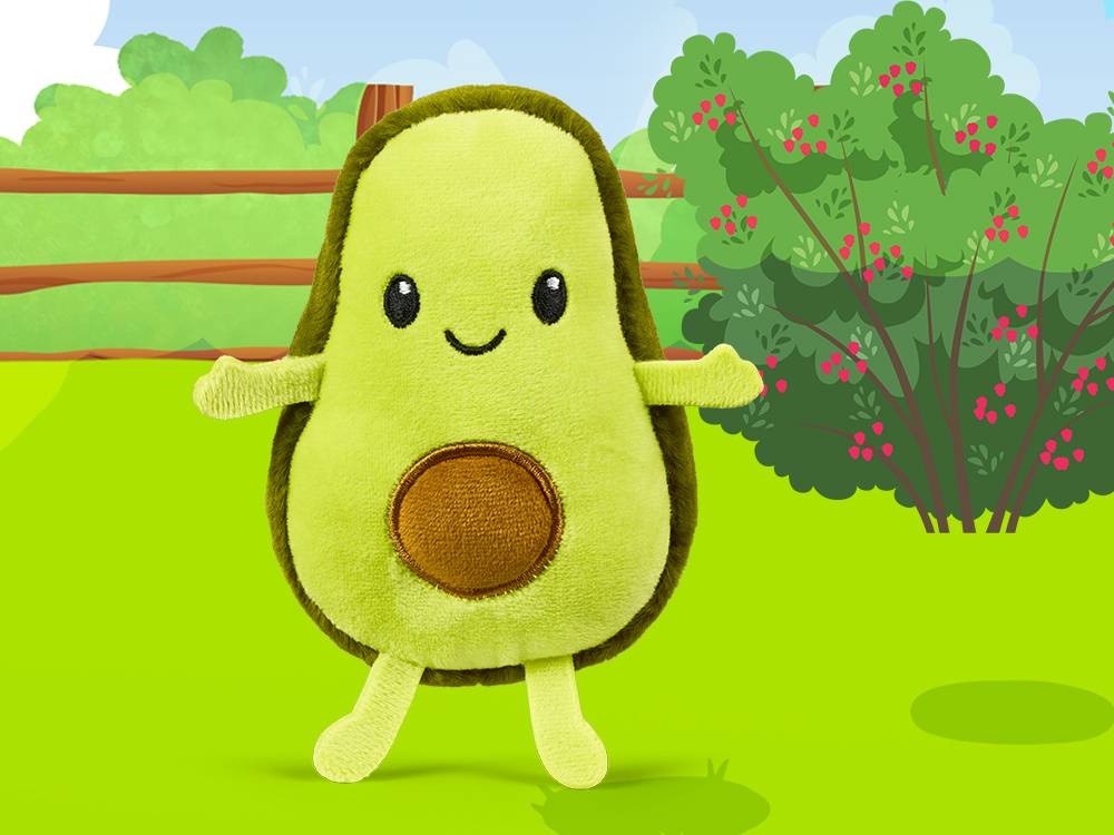 Een schattige, knuffelbare avocado knuffel in een groene, cartoonachtige buitenomgeving.