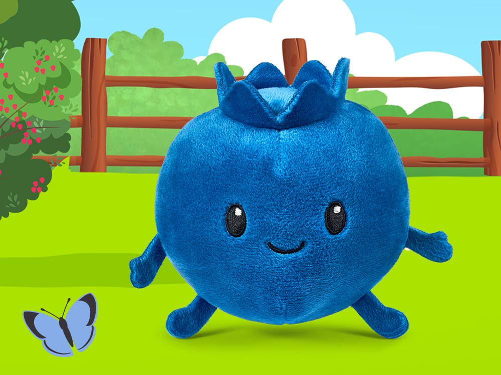 Blauwe bosbessenknuffel met gezichtje in een tekenfilmachtige tuin met een vlinder.