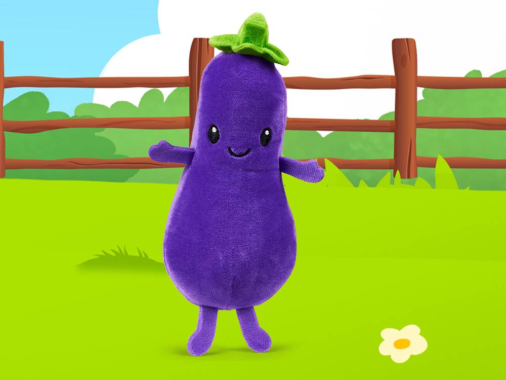 Paarse aubergine knuffel met gezichtje in een cartoon boerderijomgeving