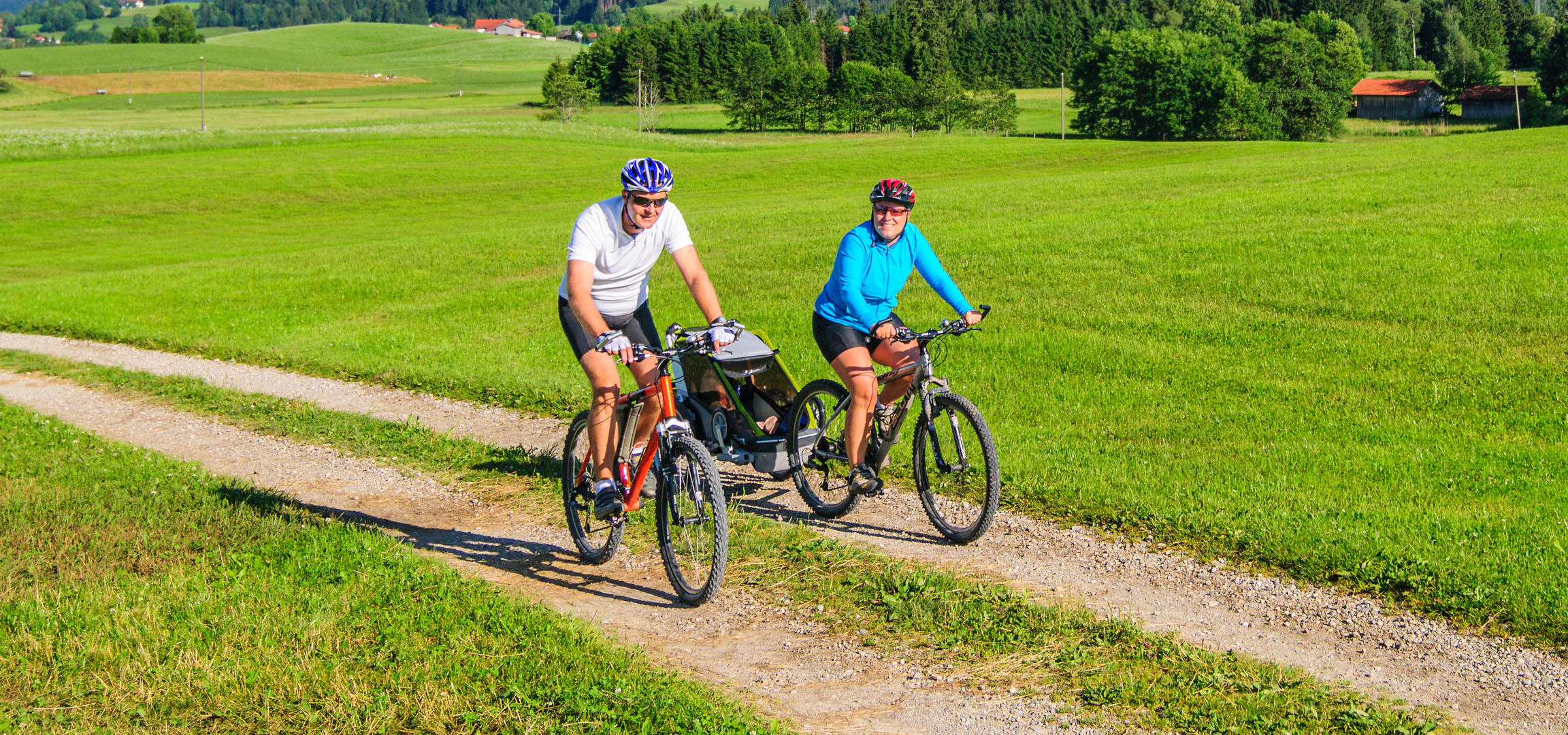 Koppel fietst door een groen landschap.