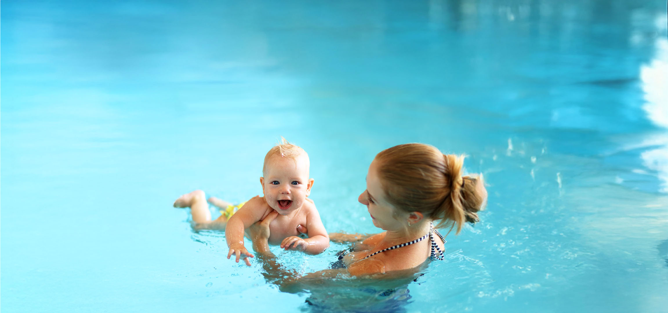 Moeder en baby zwemmen in het zwembad.