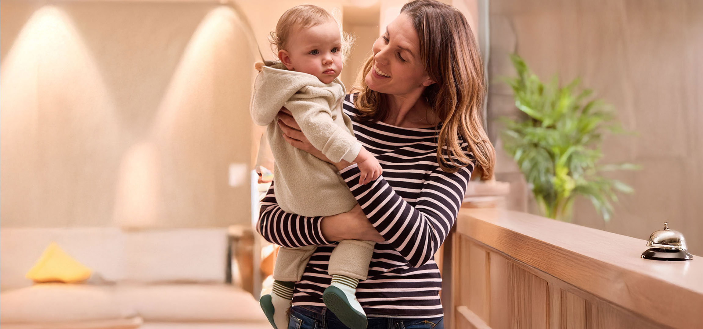 Moeder met baby in een hotel.