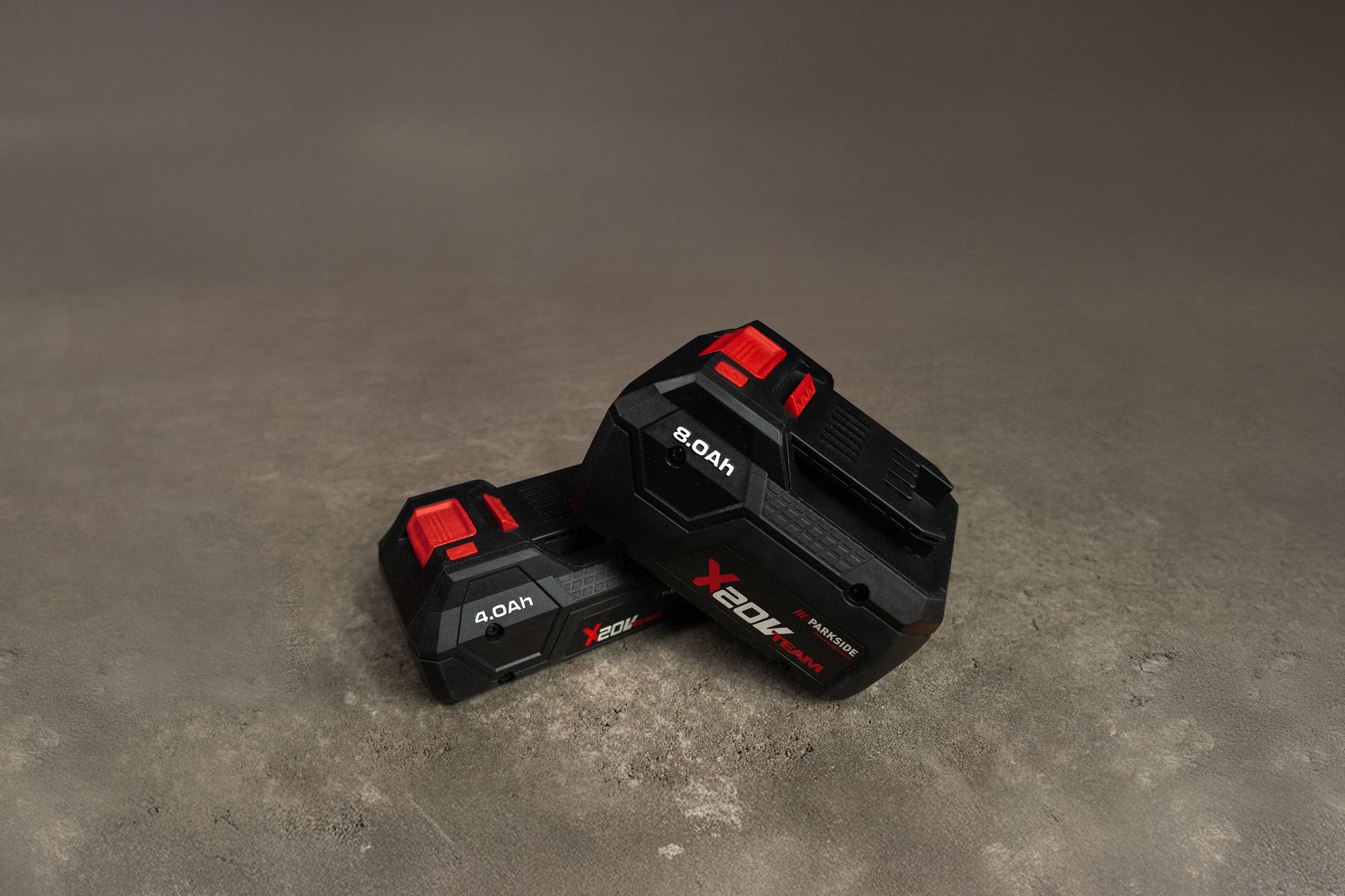 Twee Parkside X 20V Team accu's, één 4.0Ah en één 8.0Ah, op een grijze achtergrond.