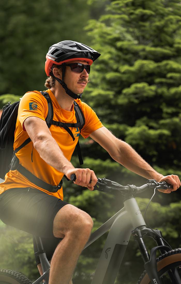 Man rijdt op een mountainbike met helm en sportkleding aan.