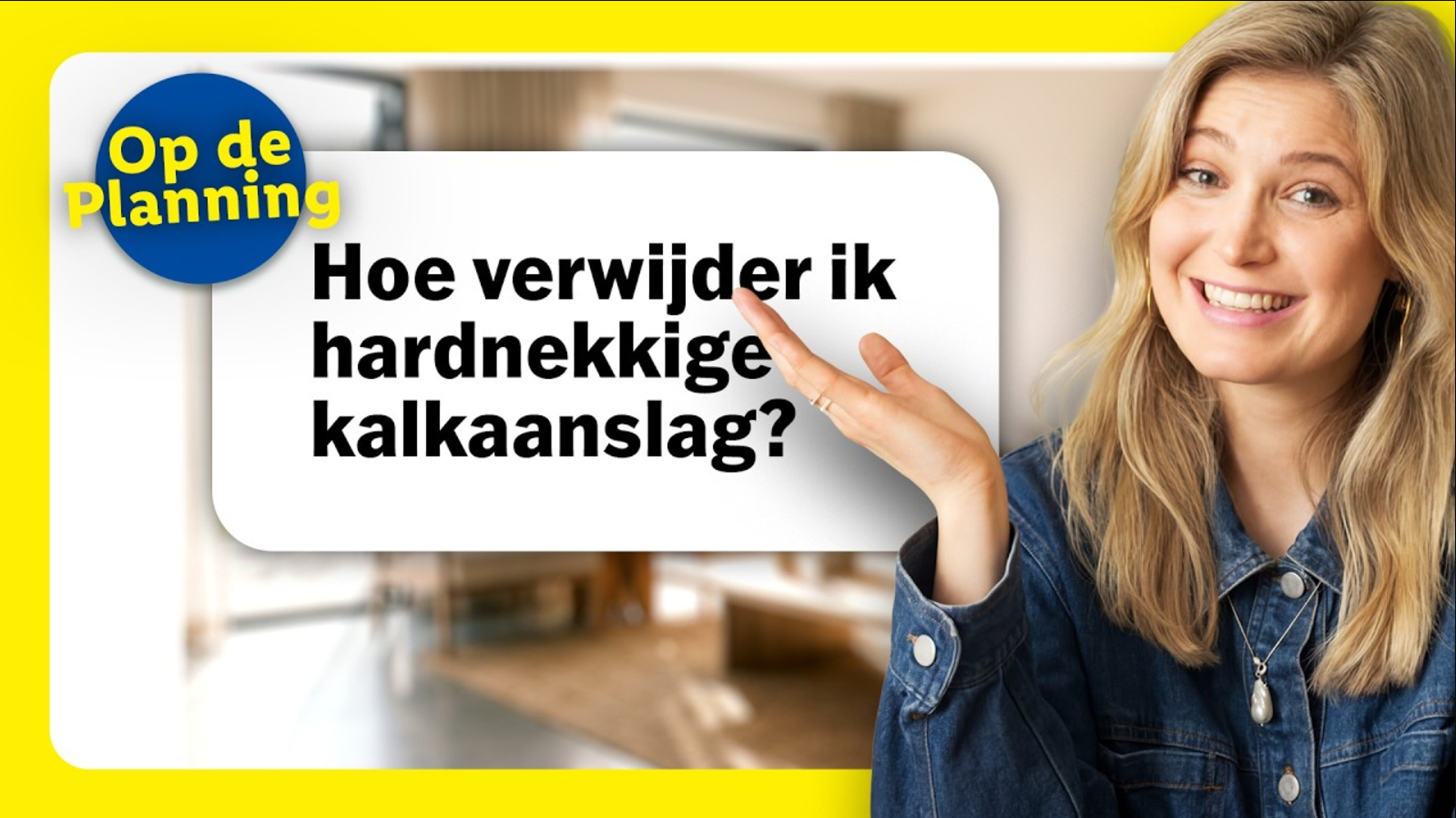 Een vrouw glimlacht en wijst naar de tekst: 'Hoe verwijder ik hardnekkige kalkaanslag?' op een gele achtergrond.