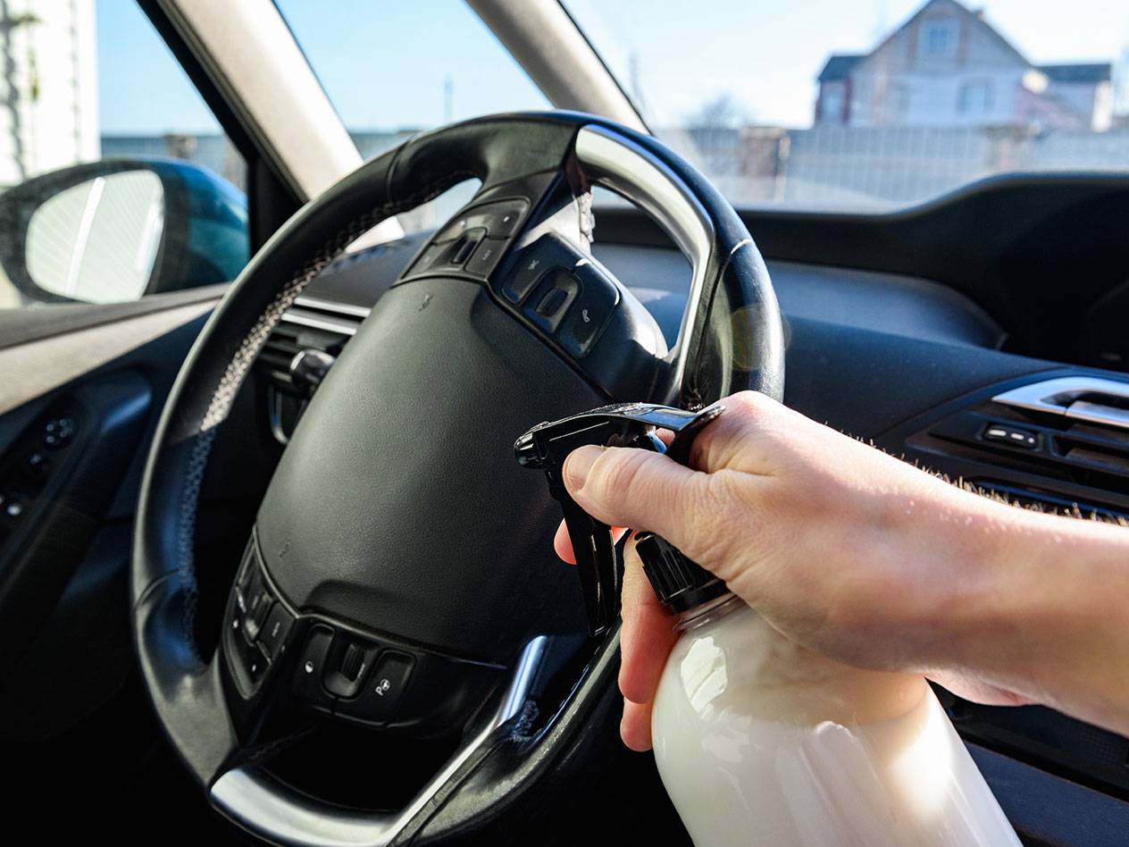 Auto-interieur reinigen met een spray