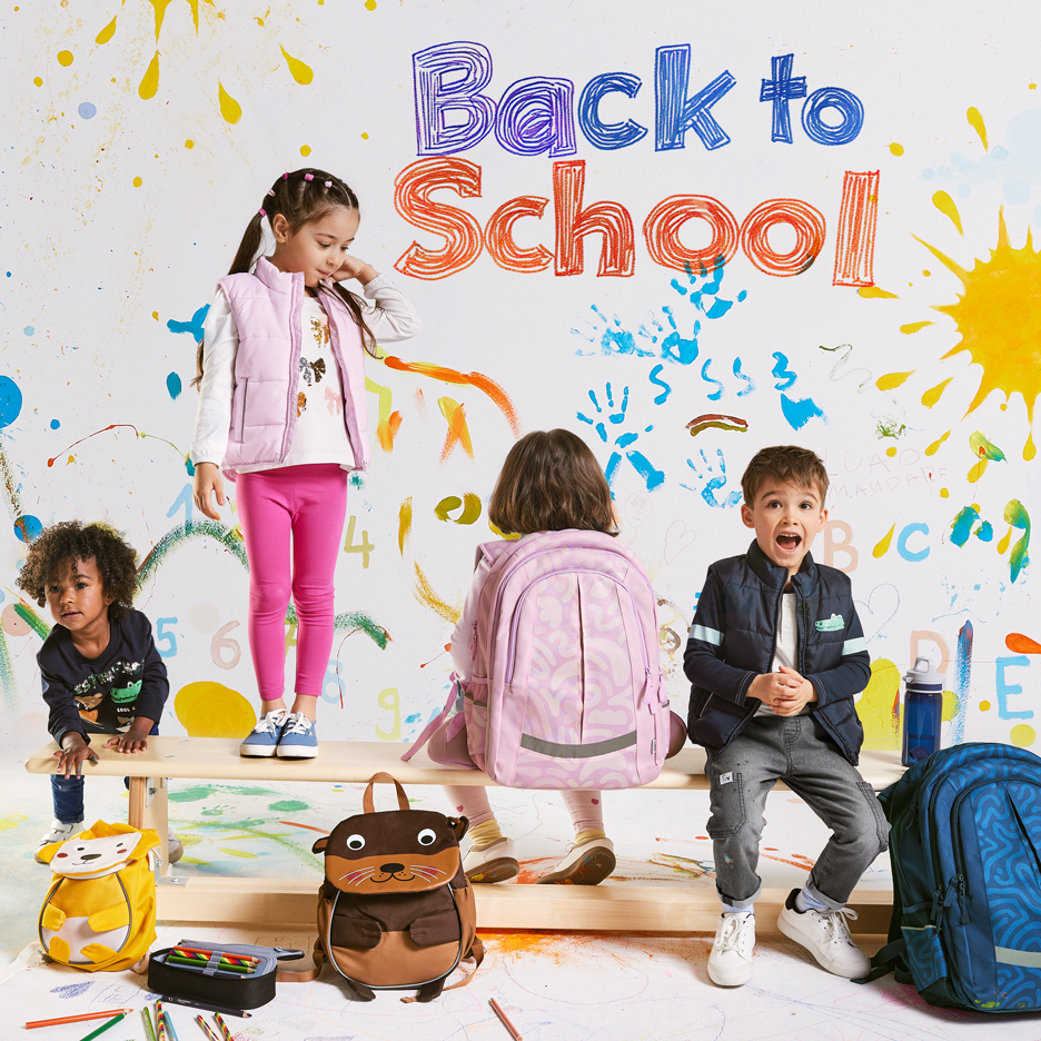 Vier kinderen met rugzakken en schoolspullen, met de tekst 'Back to School' op een kleurrijke achtergrond.