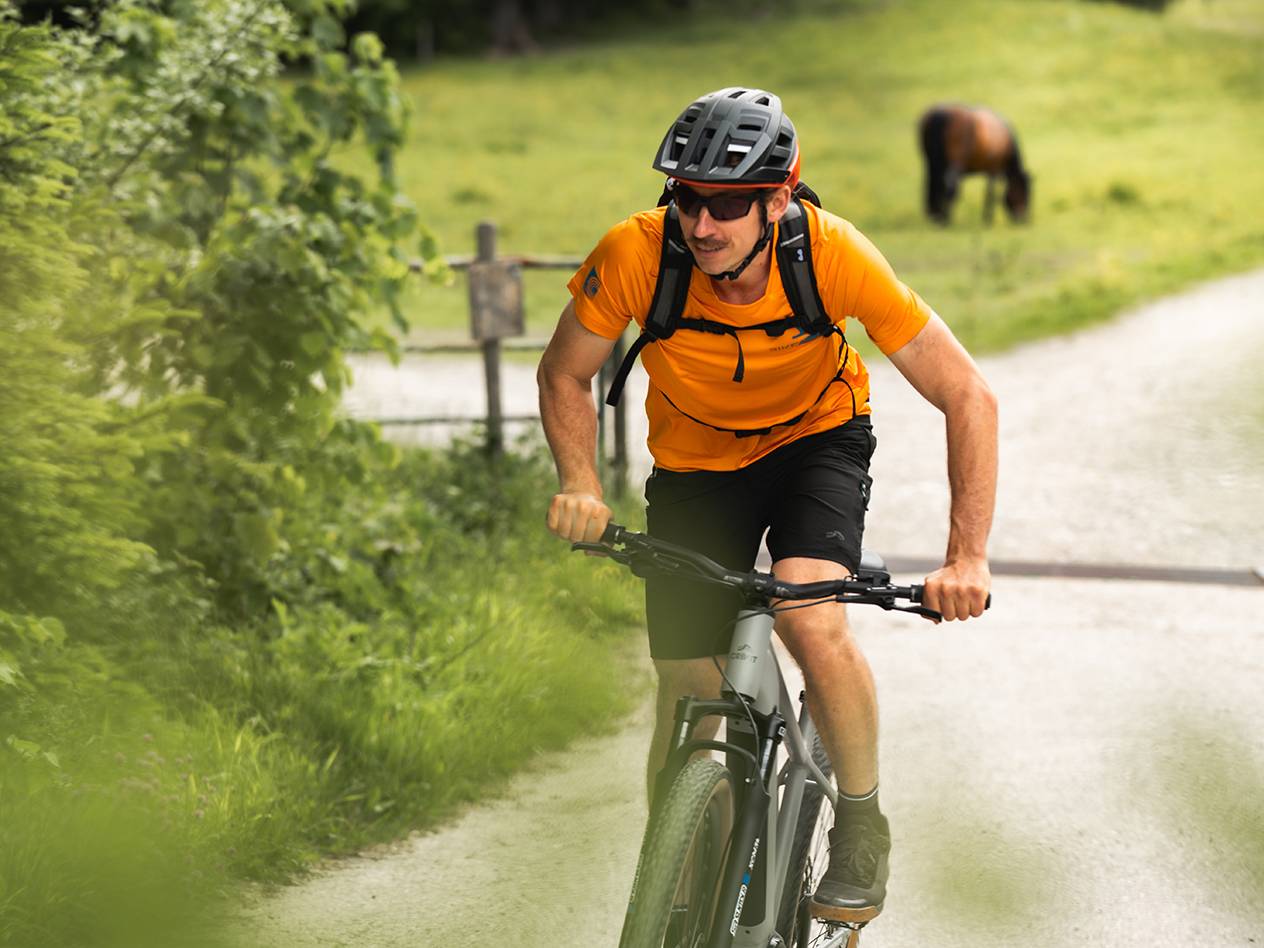 Elektrische fiets en fietsuitrusting buiten.