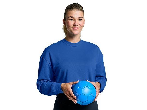 Vrouw in blauwe trui met blauwe voetbal