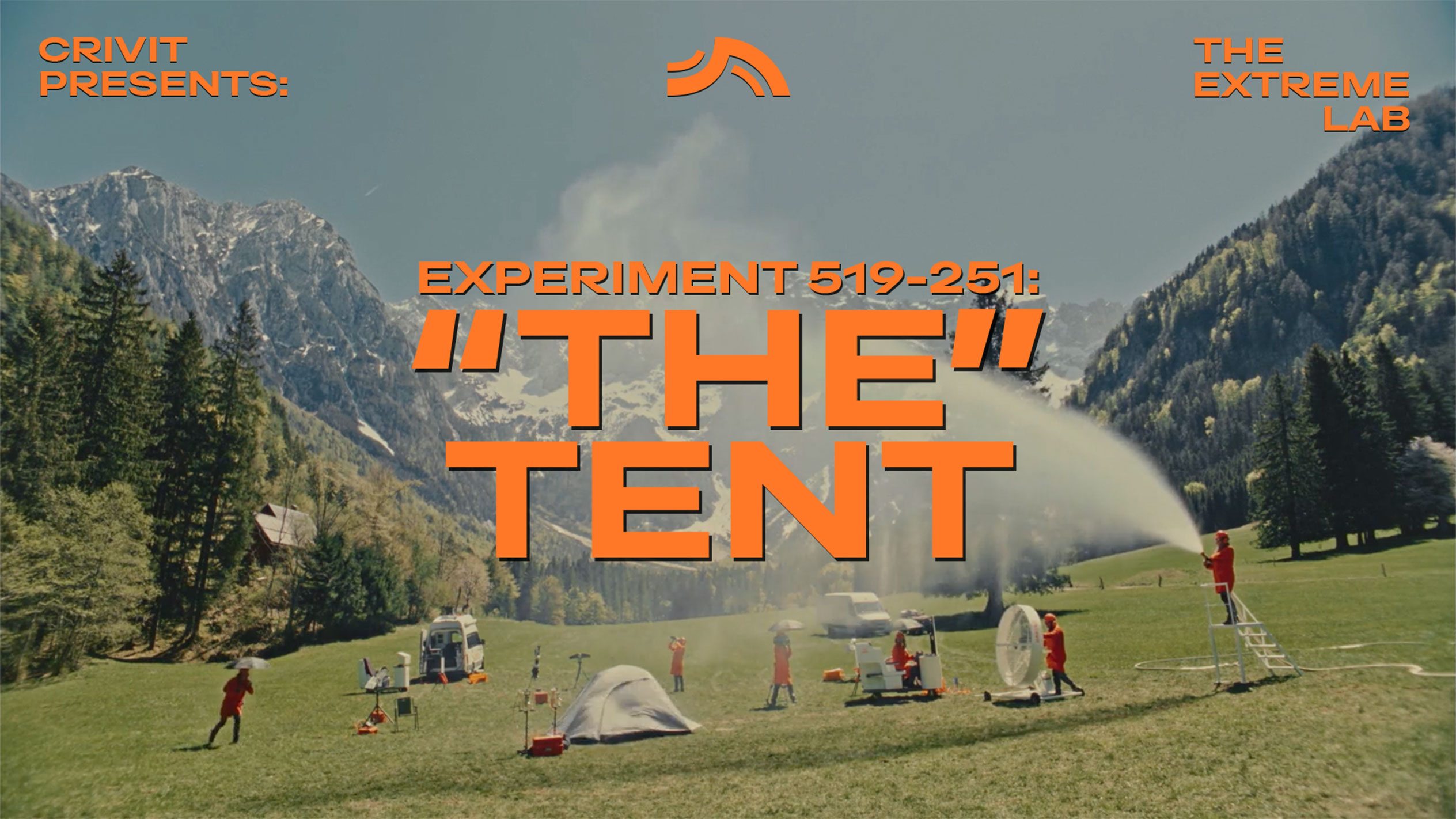 Mensen in oranje pakken testen een tent en kampeeruitrusting in een bergachtige omgeving.