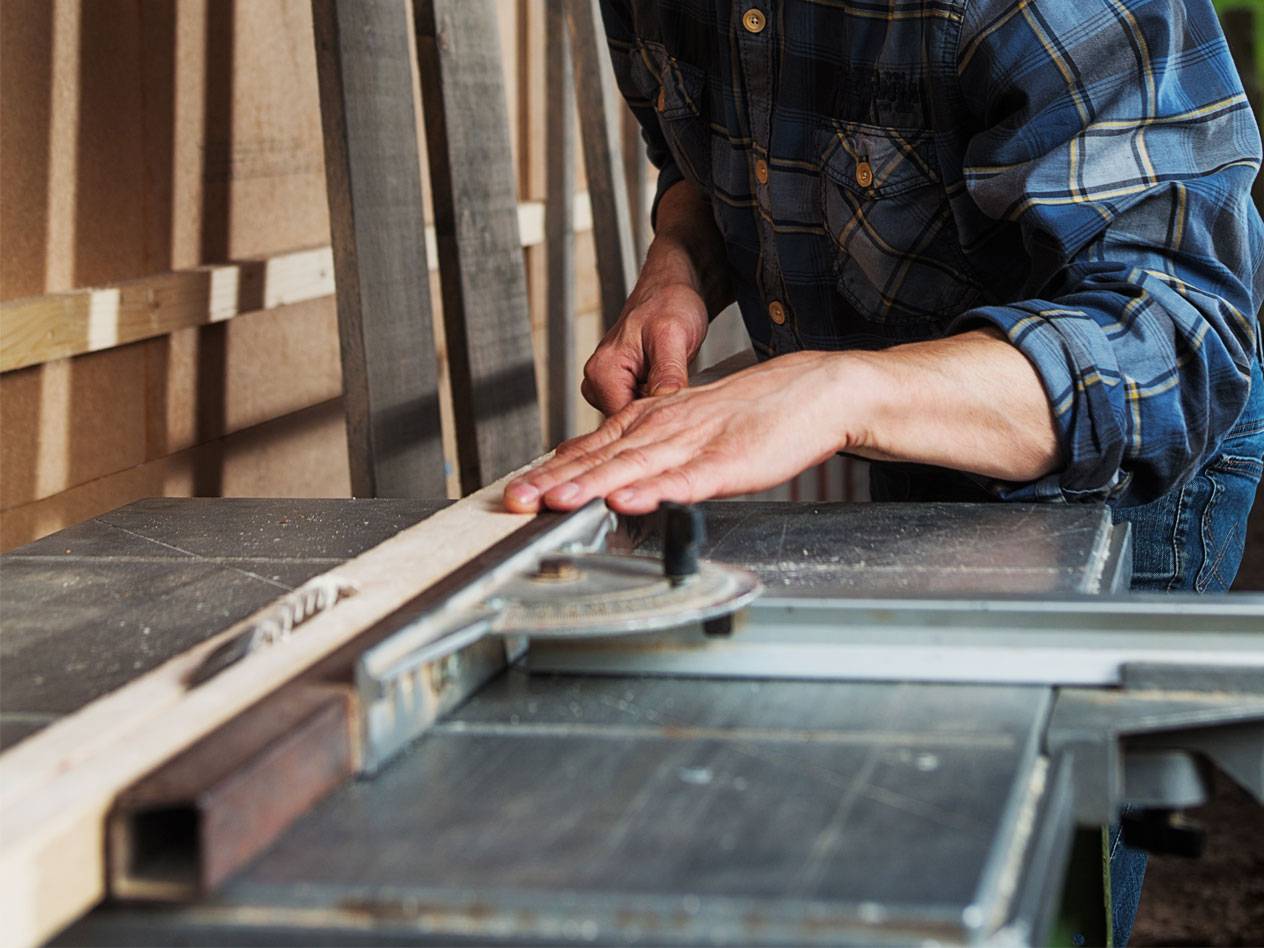 Houtbewerking met een tafelschuurmachine.