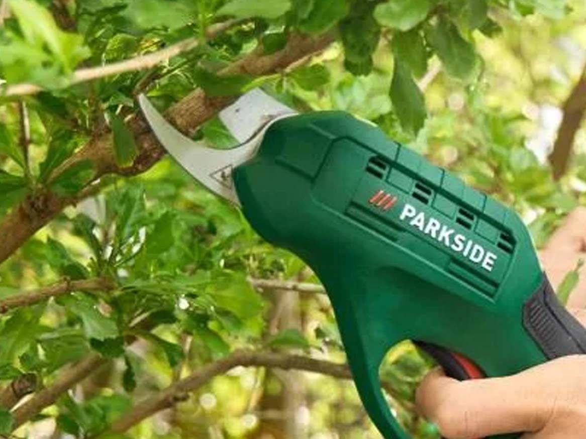 Parkside elektrische snoeischaar, gebruikt voor snoeien.