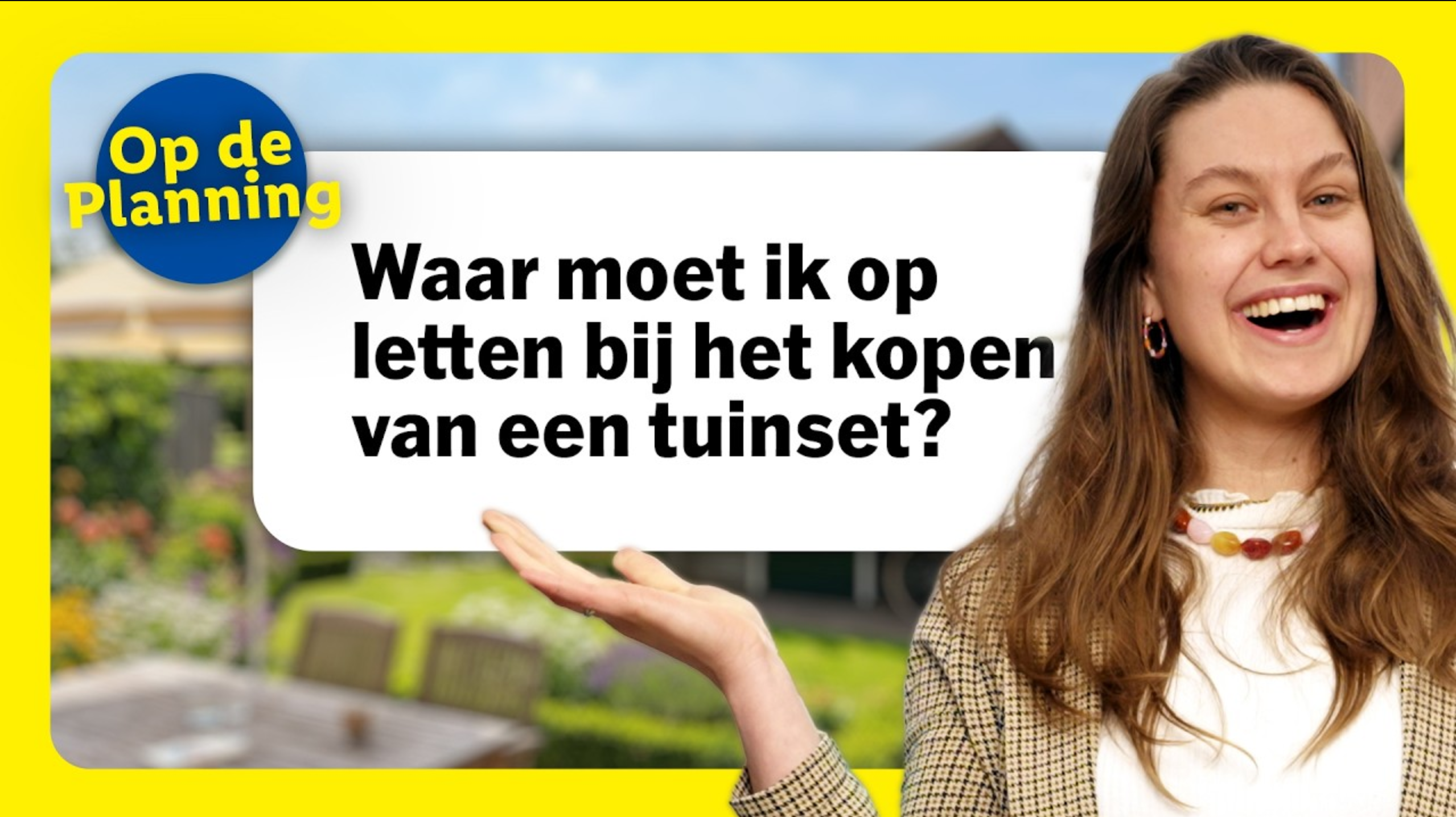 Vrouw met een glimlach en de vraag: 'Waar moet ik op letten bij het kopen van een tuinset?'