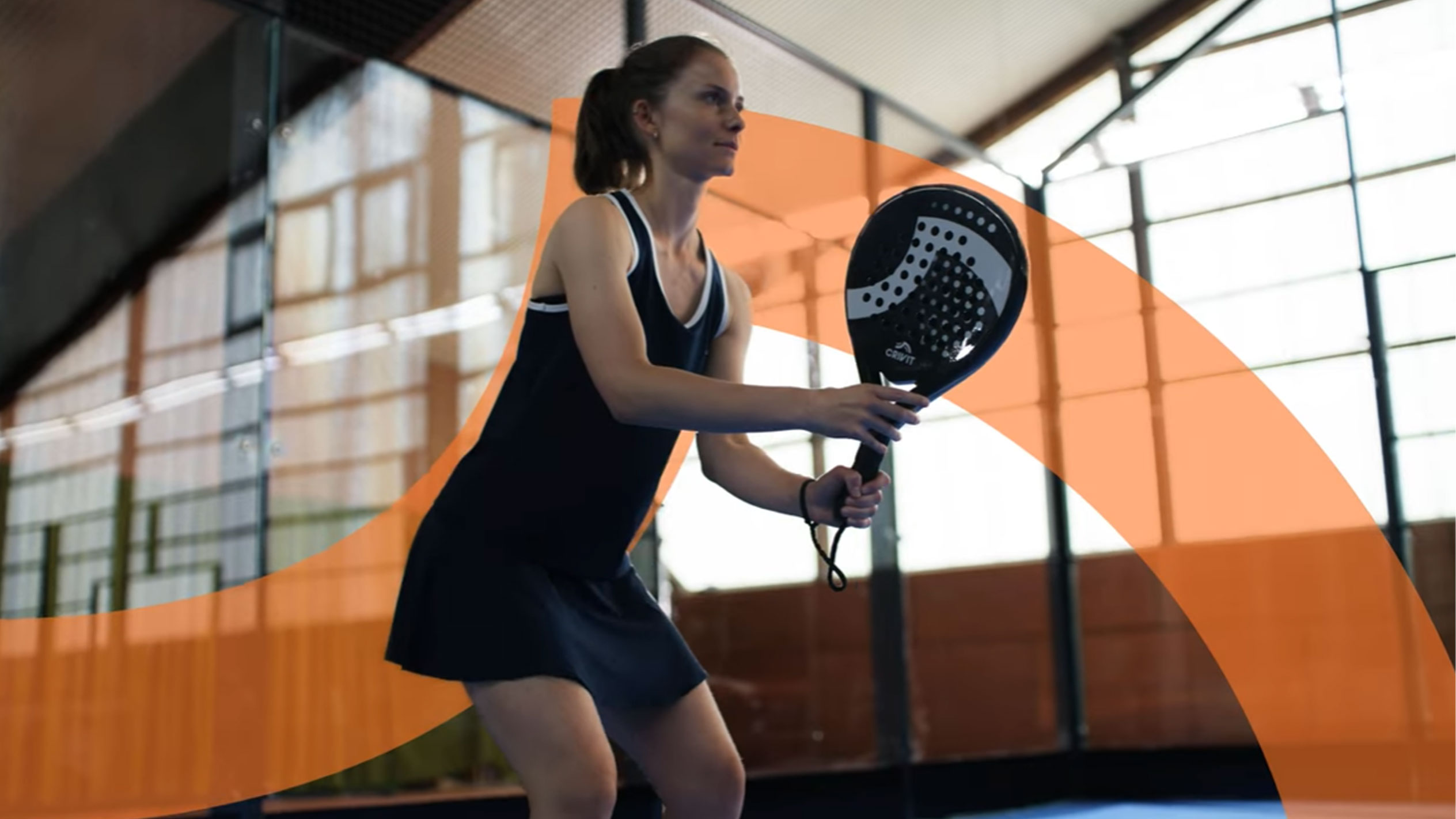 Vrouw speelt padel met Crivit padelracket.