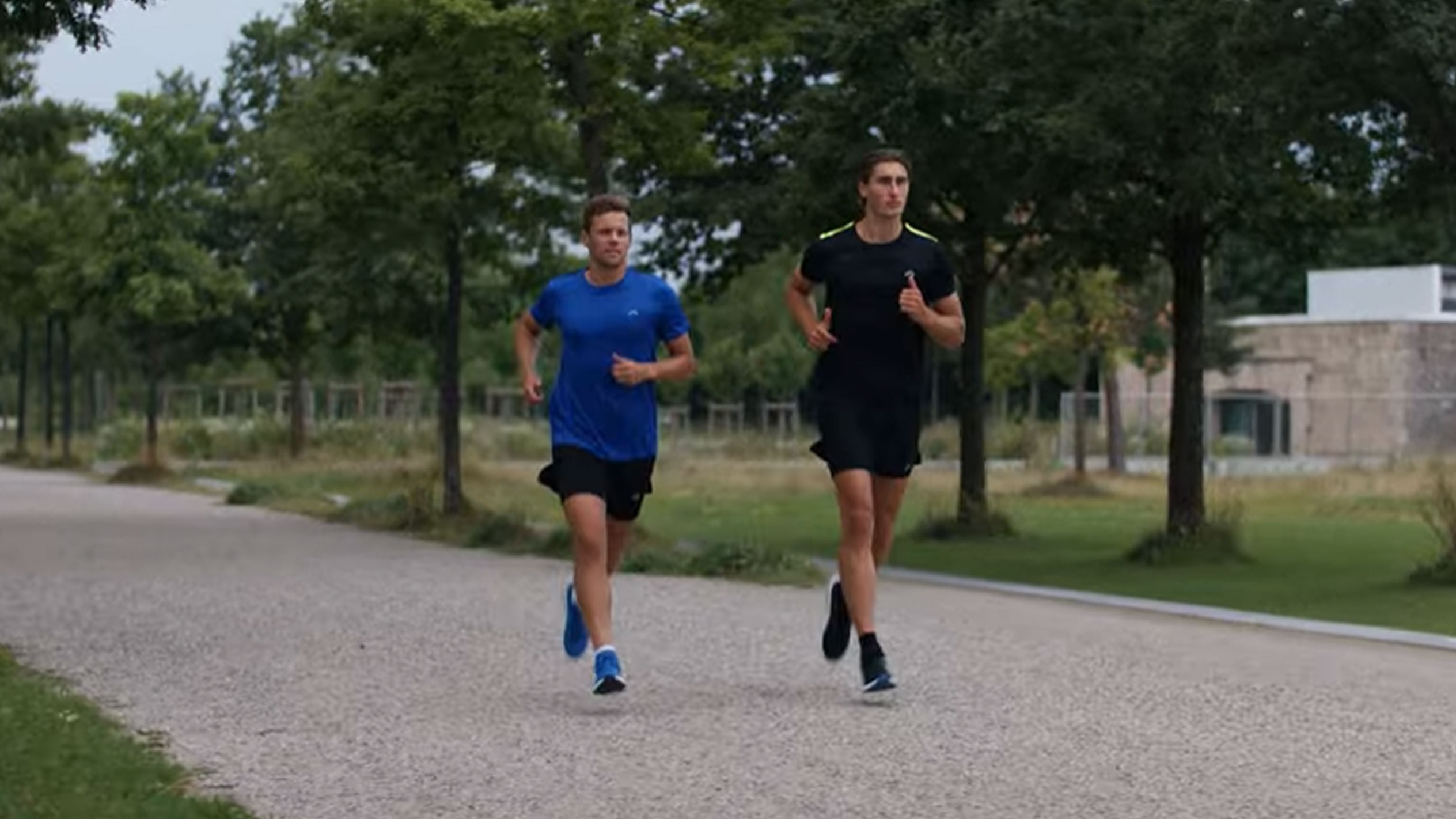 Twee mannen rennen in sportieve T-shirts en shorts