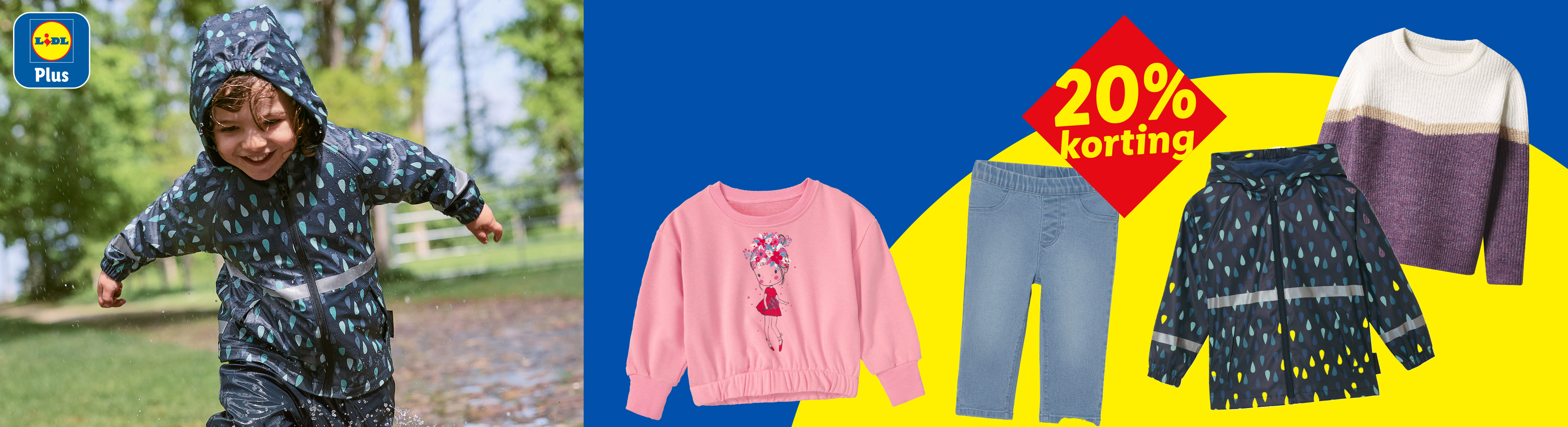Lachend kind in regenpak, met kinderkleding en 20% korting.