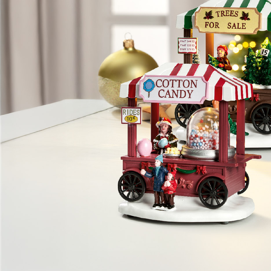 Twee kerstdecoraties in de vorm van een snoepkraam en een kerstbomenkraam met verlichting.