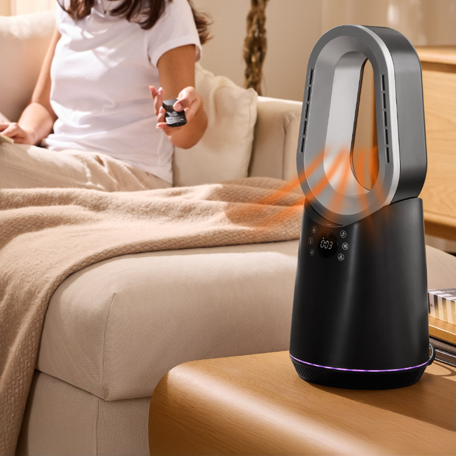 Vrouw op de bank met afstandsbediening en een zwarte torenventilator die warme lucht blaast.