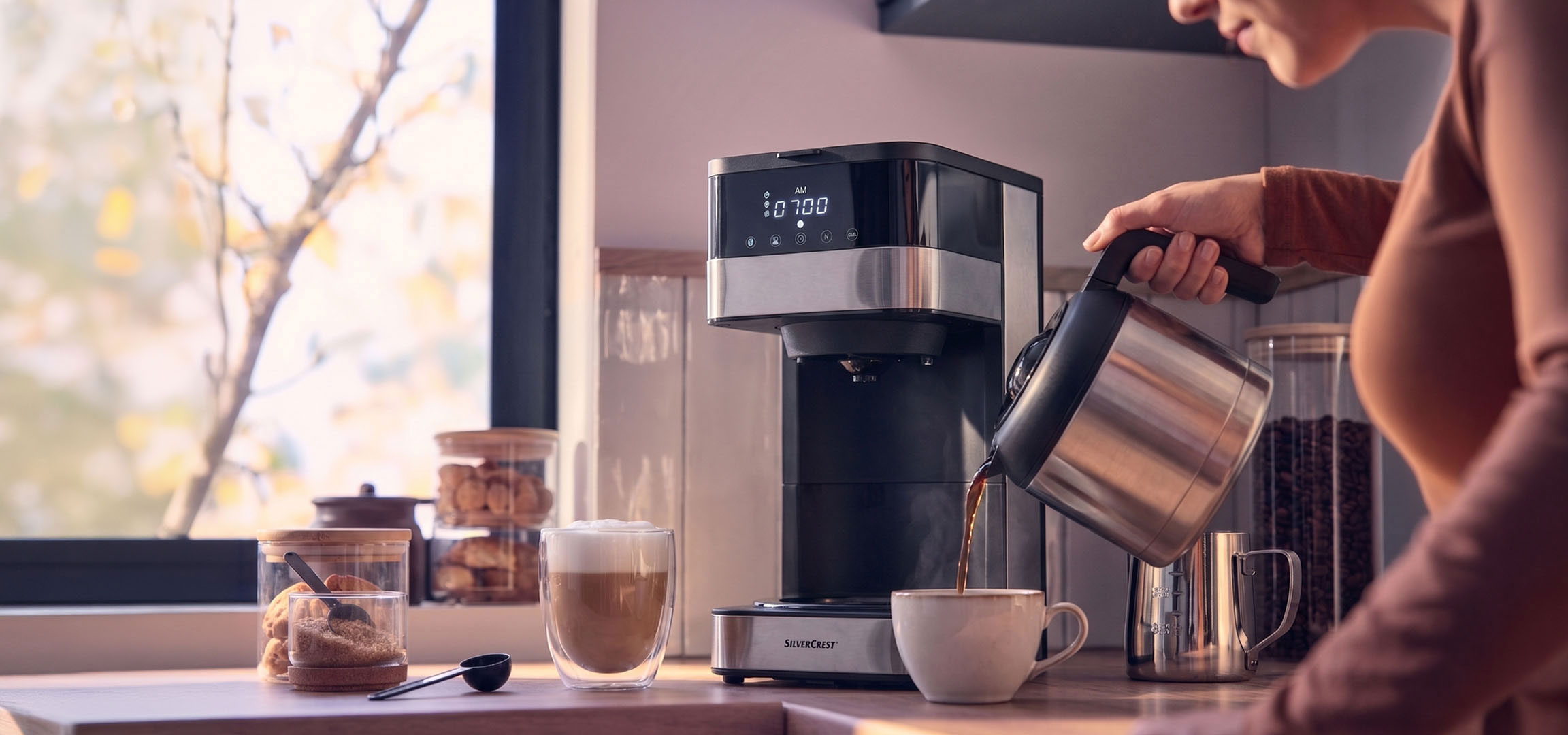 Gegenereerd door AI: Koffiezetapparaat schenkt koffie in een kopje, met een helder raam op de achtergrond.