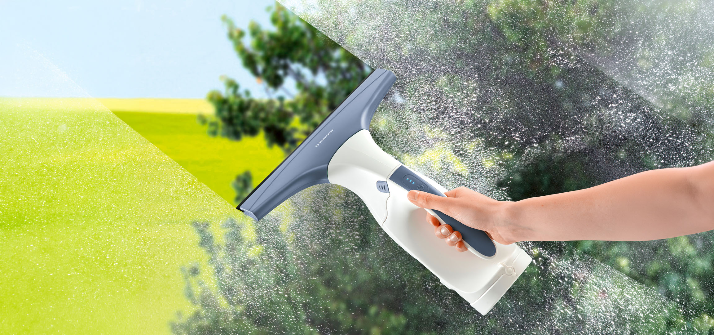 Hand die een vuil raam schoonmaakt met een elektrische ruitenreiniger.
