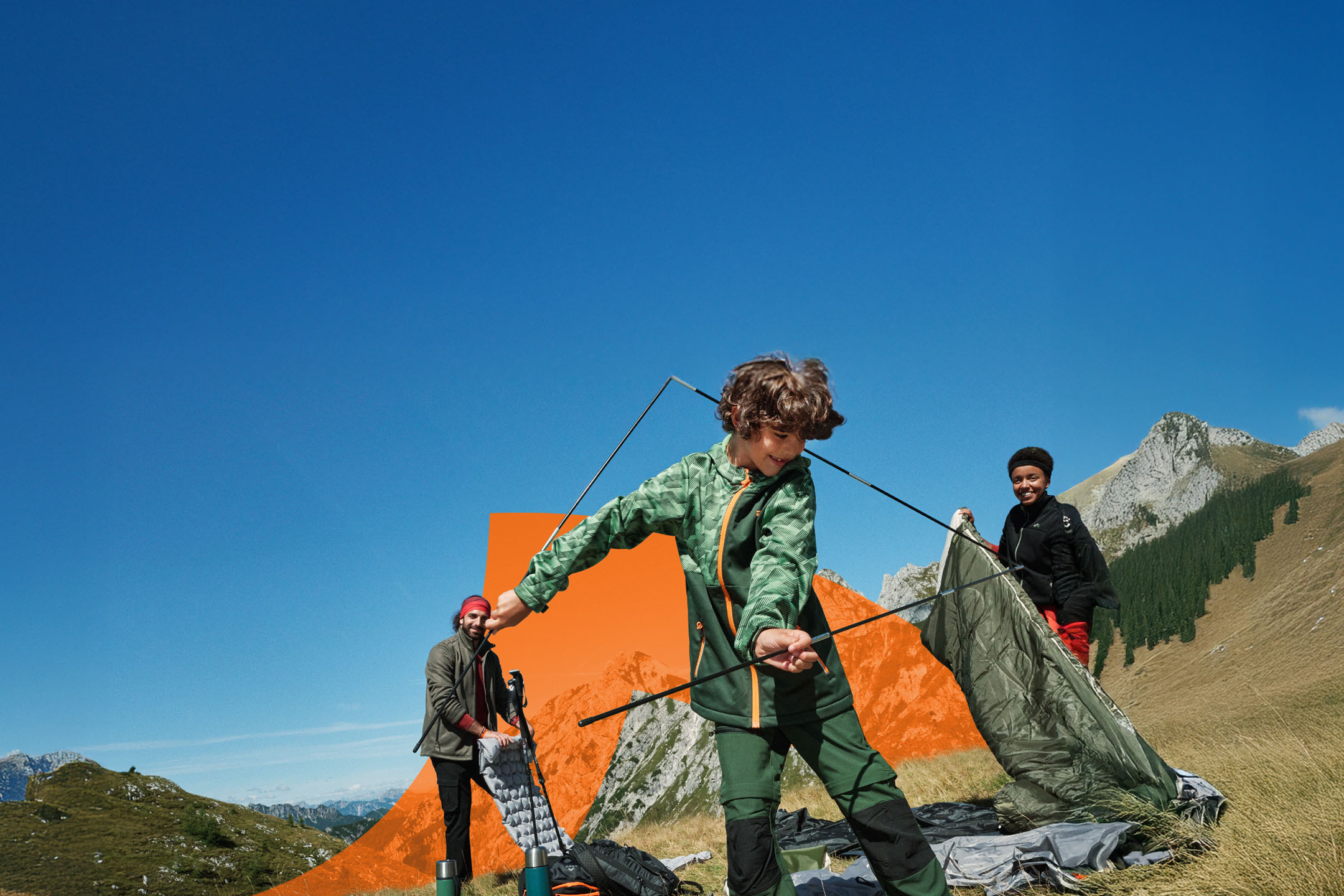 Familie zet tent op in de bergen, draagt wandelkleding en gebruikt kampeeruitrusting.
