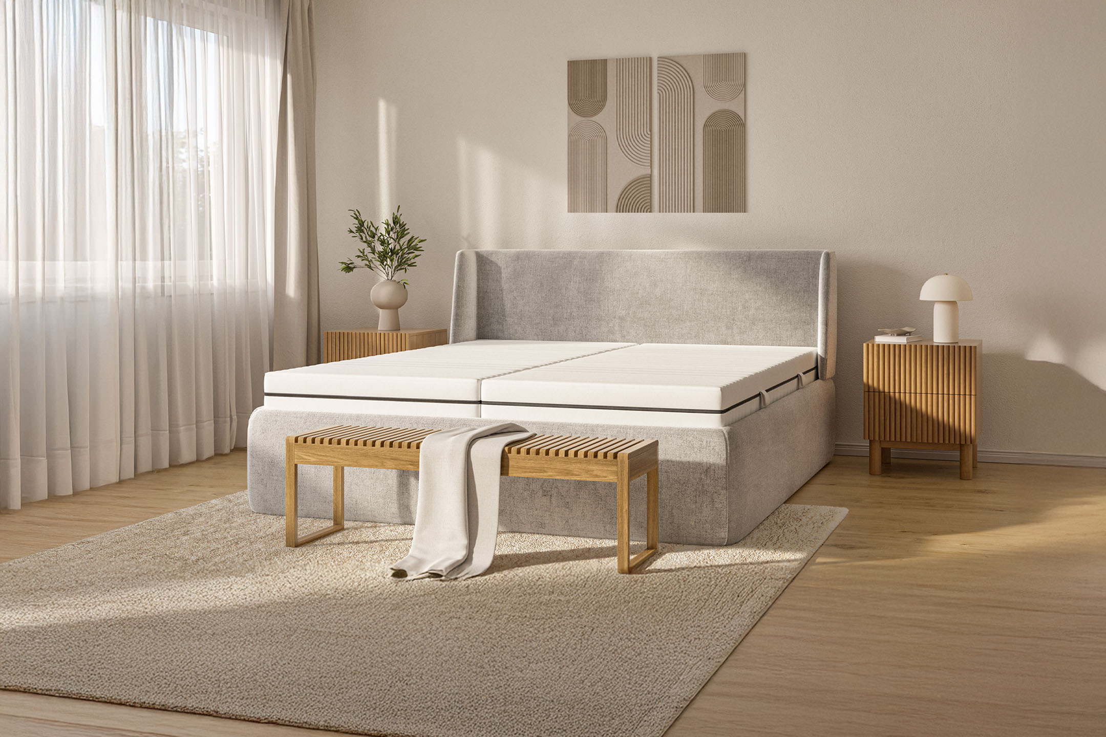 Moderne slaapkamer met beige boxspringbed, houten nachtkastjes en bankje.