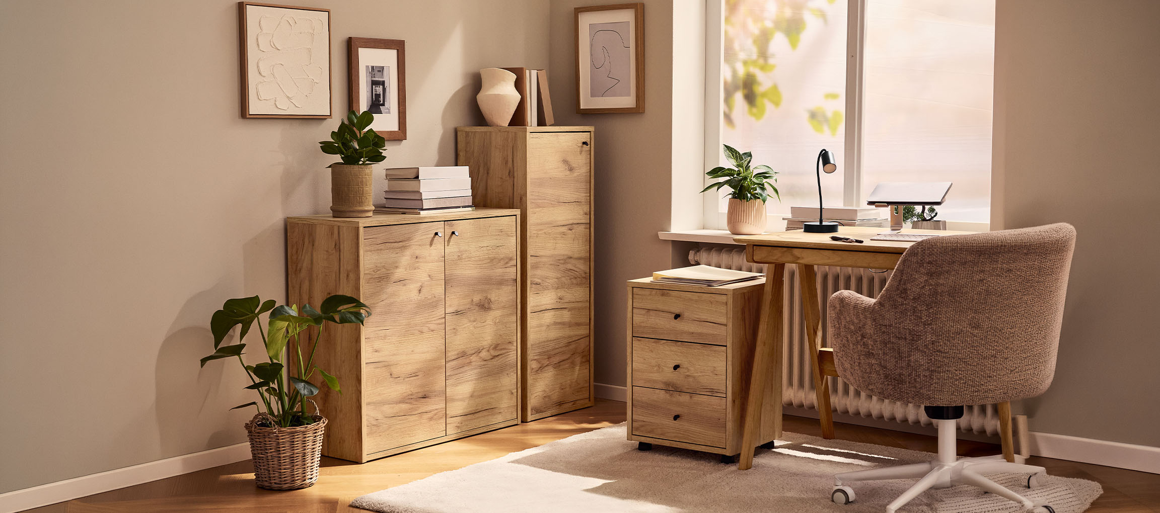 Thuiswerkplek met houten kasten, bureau en stoel, versierd met planten en schilderijen.