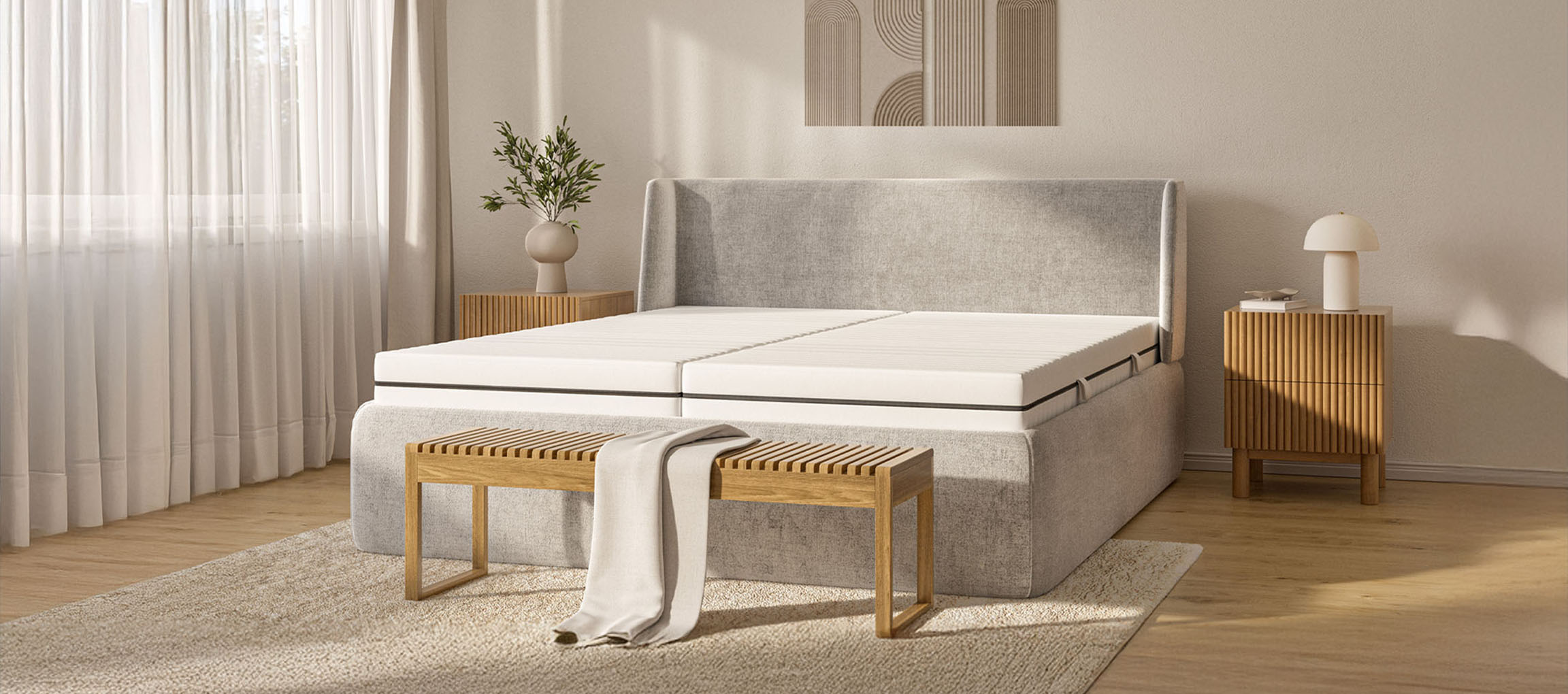 Neutraal gekleurde slaapkamer met een boxspringbed, houten bankje en nachtkastjes.