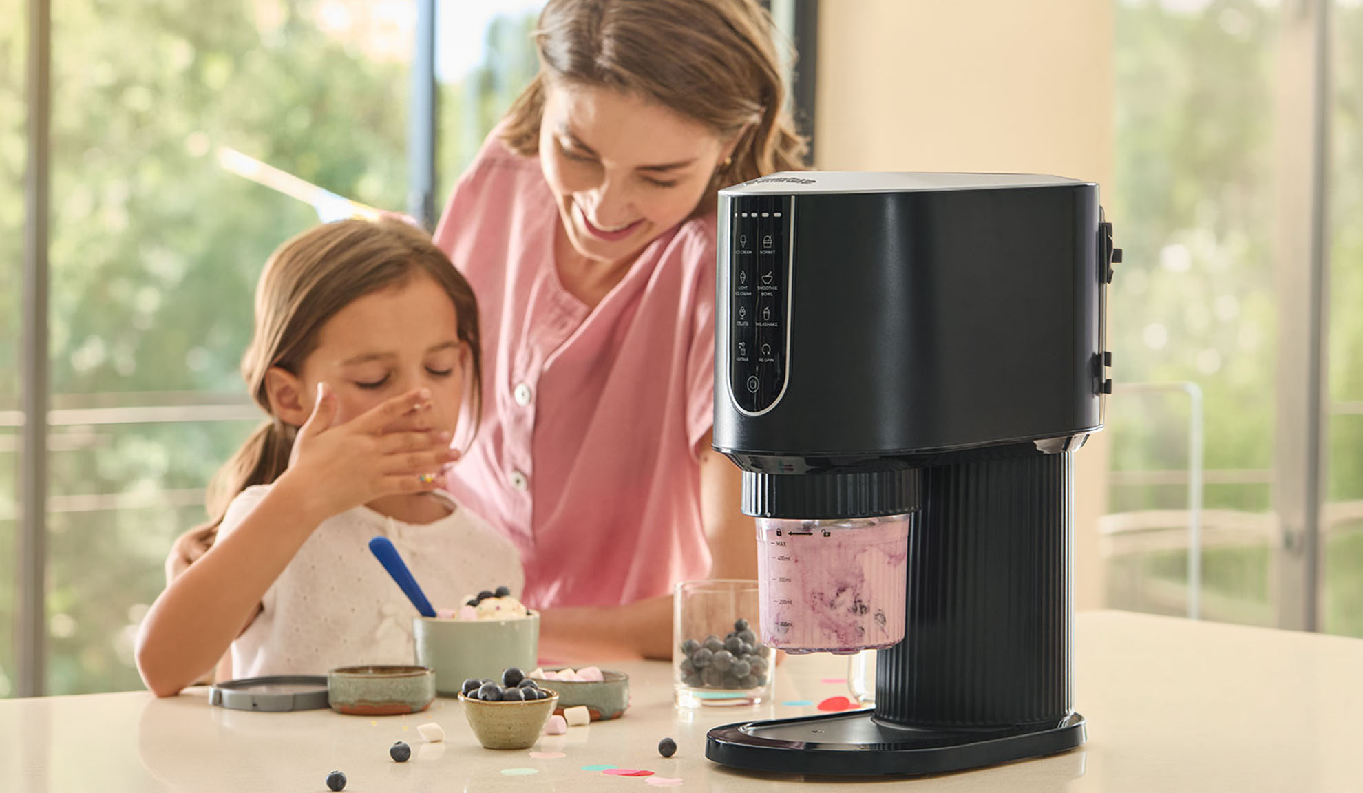 IJsmachine met een meisje en vrouw die ijs maken.