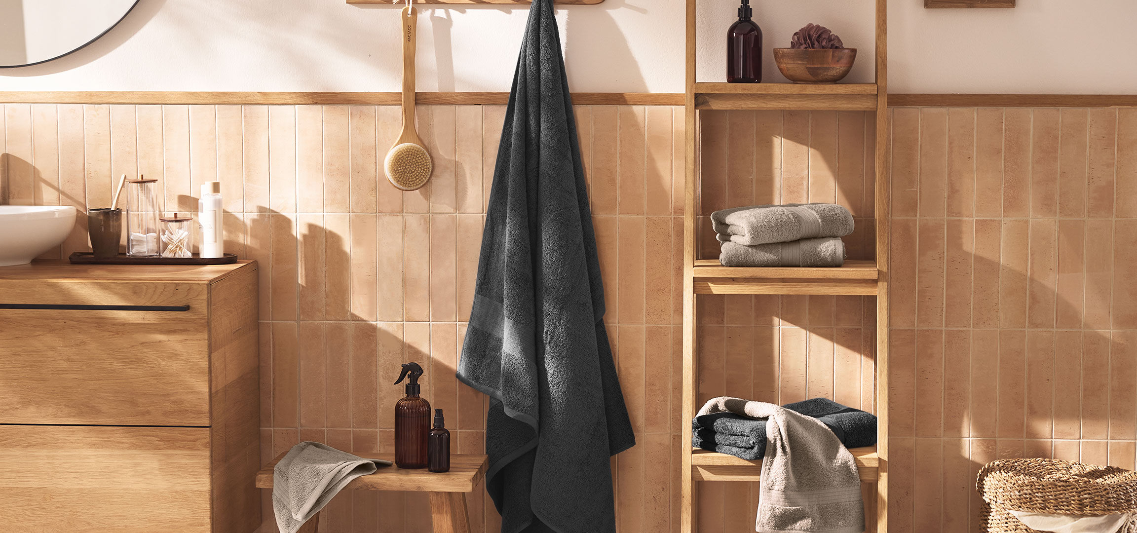 Gegenereerd door AI: Moderne badkamer met wastafel, houten meubel, handdoeken en accessoires.