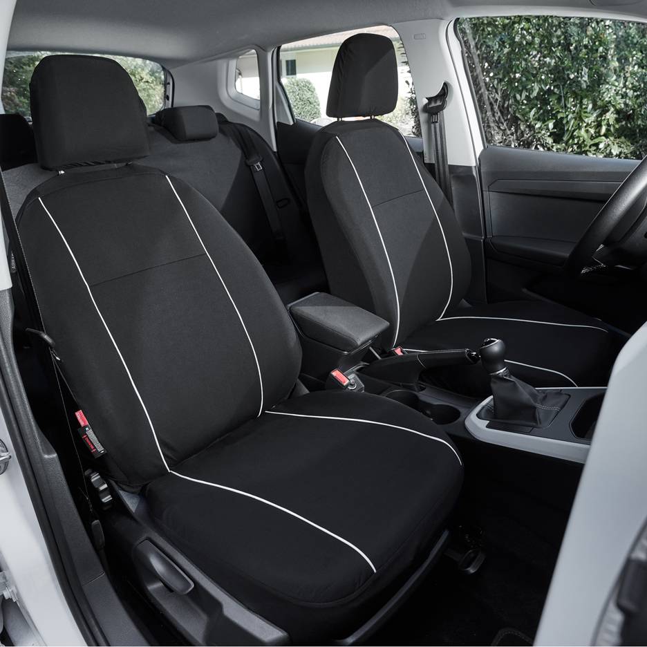 Zwarte autostoelhoezen met witte details in het interieur van een voertuig.