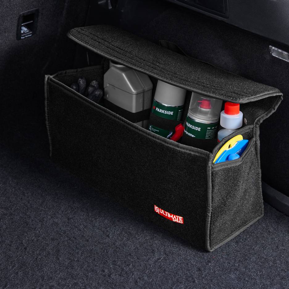 Zwarte kofferbakorganizer met autopoetsproducten en accessoires