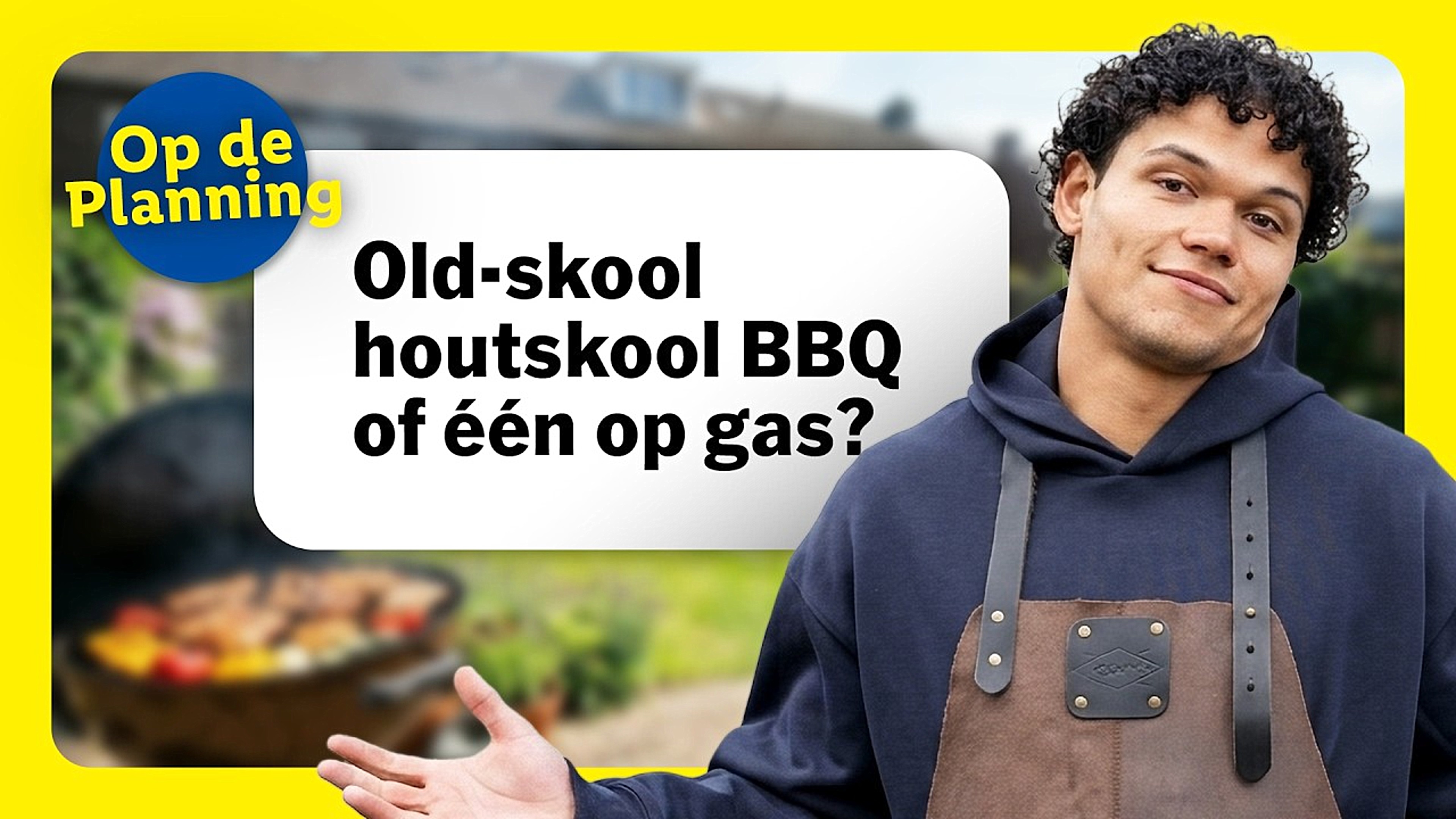 Man in schort vraagt: 'Old-skool houtskool BBQ of één op gas?' met een barbecue op de achtergrond.