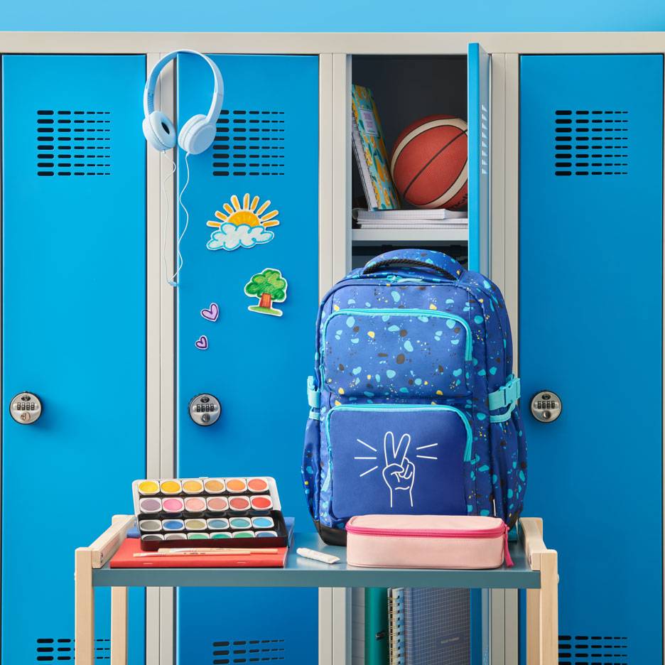 Blauwe rugzak met vredesteken, waterverf en koptelefoon voor schoolkluisjes.