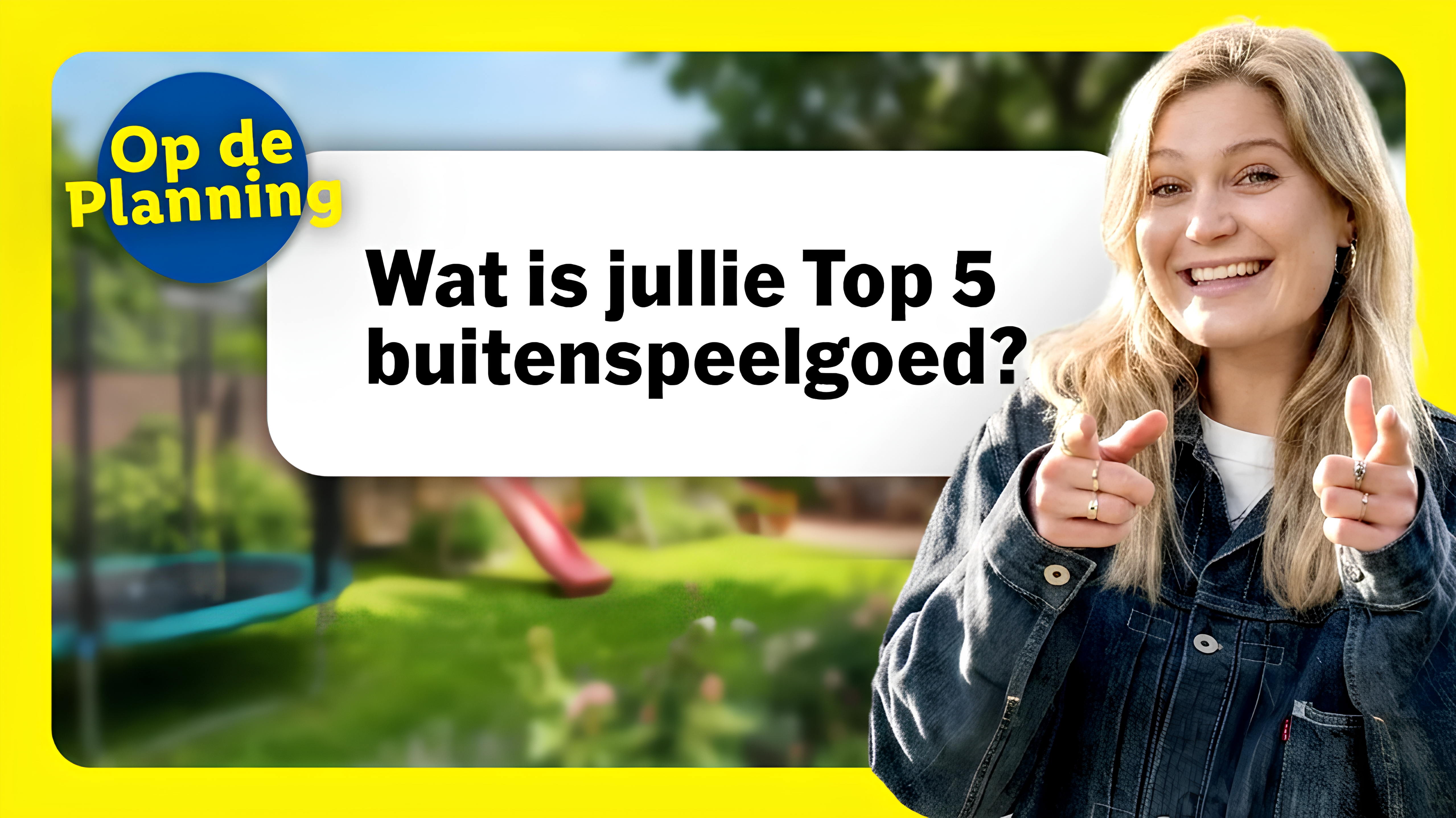 Vrouw vraagt naar top 5 buitenspeelgoed, met trampoline en glijbaan op de achtergrond.