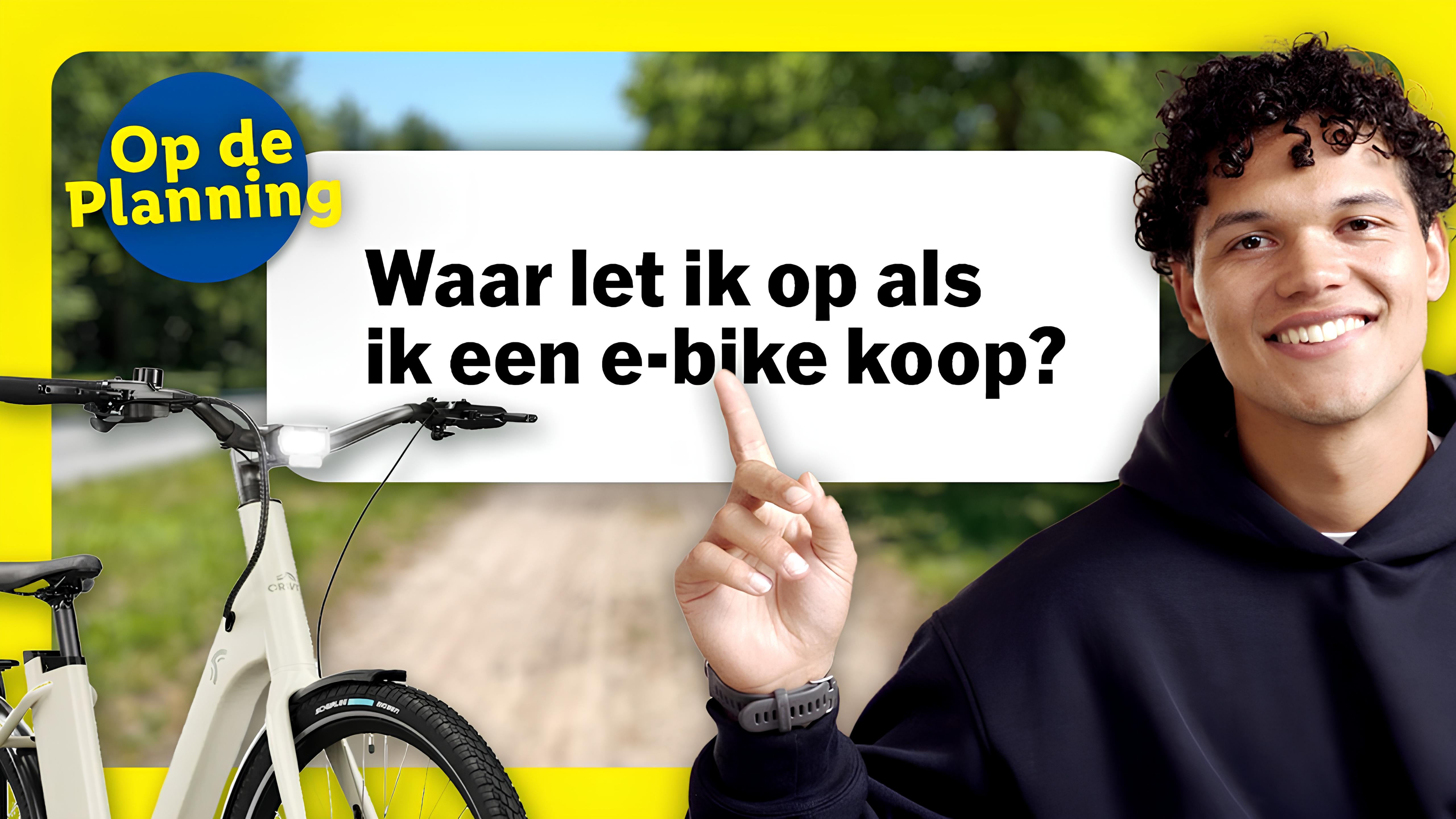 Een man wijst naar een tekstballon met de vraag: 'Waar let ik op als ik een e-bike koop?' naast een e-bike.