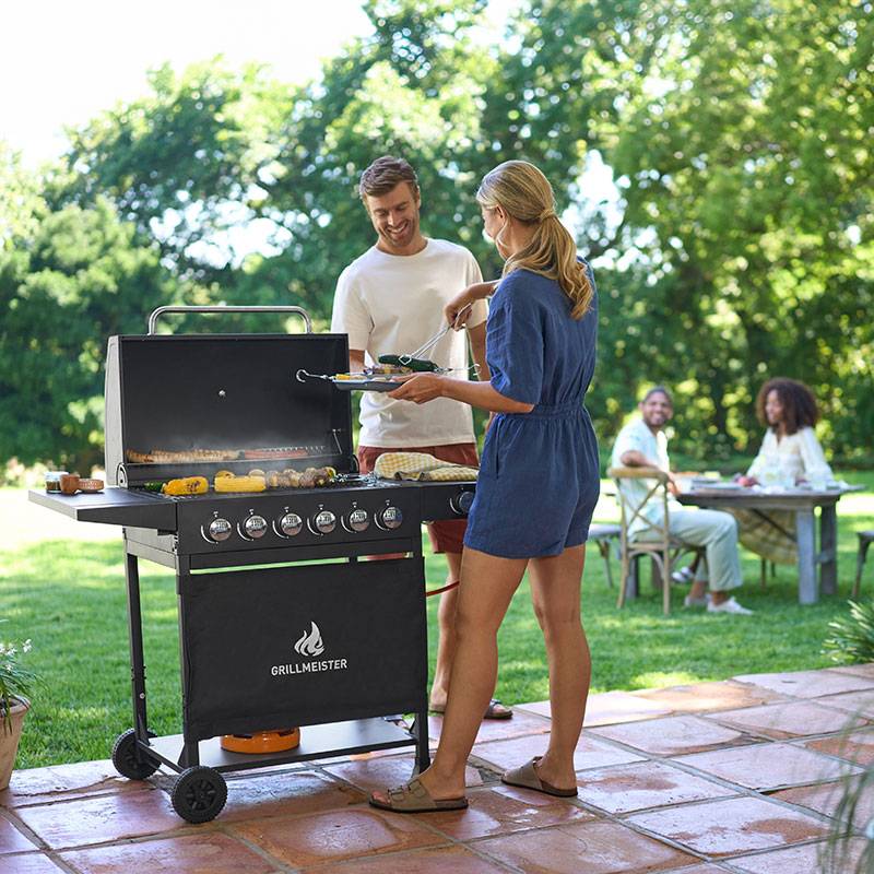 GrillMeister gasbarbecue met 6 branders, buiten.