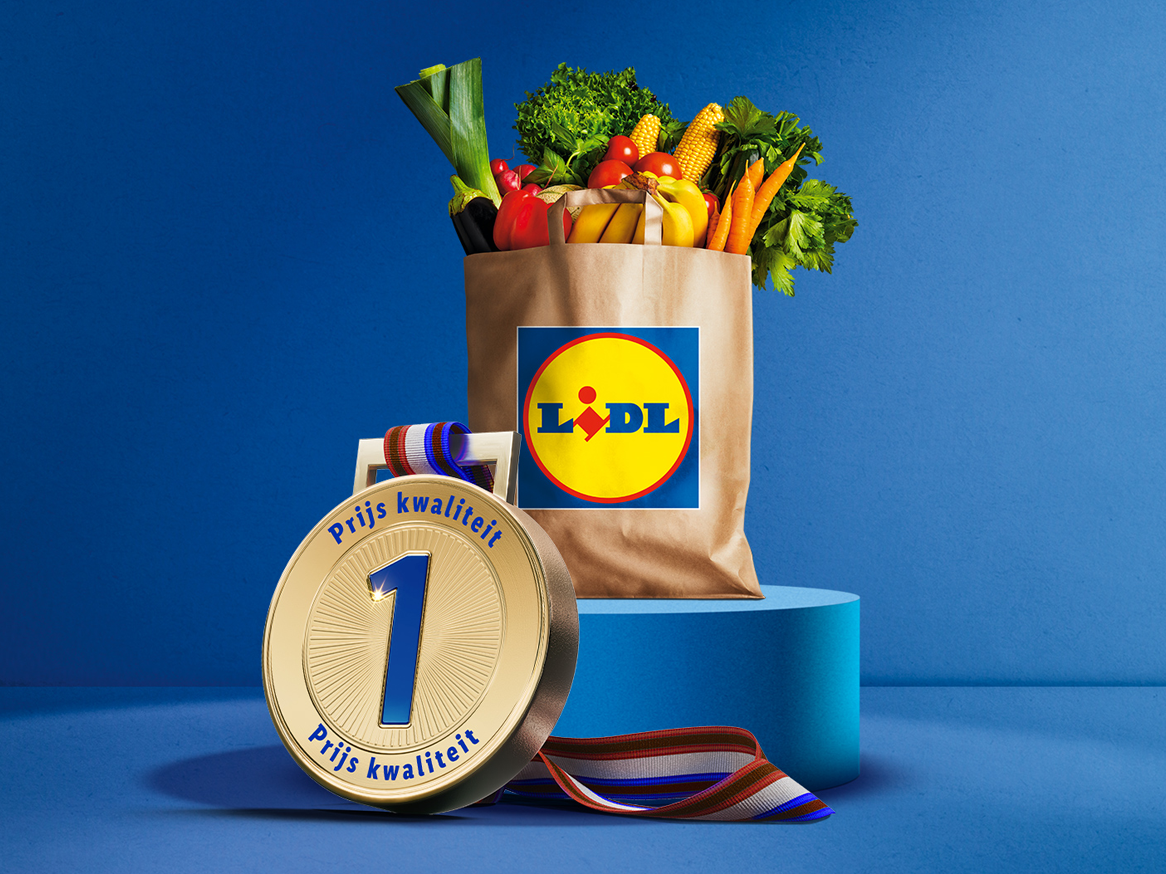 Een papieren zak vol verse groenten en fruit, met een gouden medaille met 'Prijs kwaliteit'.