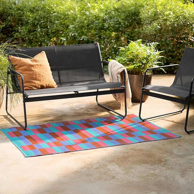 Tuinmeubelen en geometrisch tapijt.