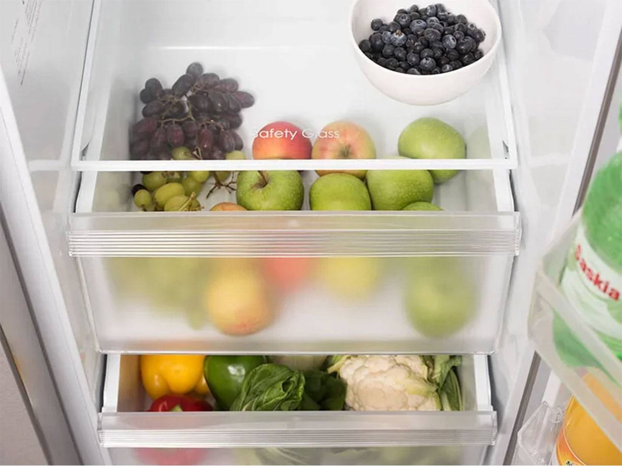 Koelkast met fruit (appels, druiven, bosbessen) en groenten.