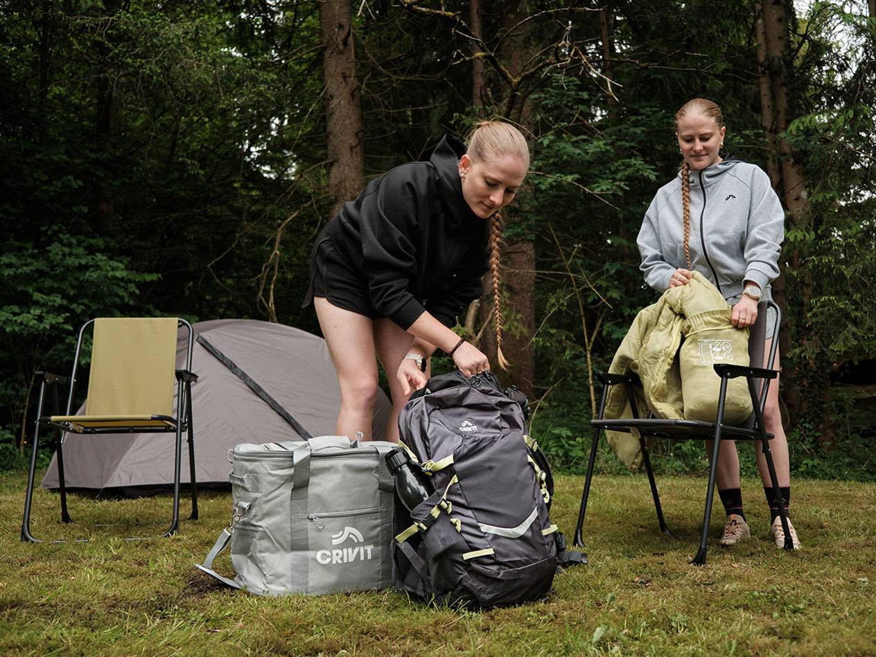 Campinguitrusting: Crivit rugzak, stoelen en tent.